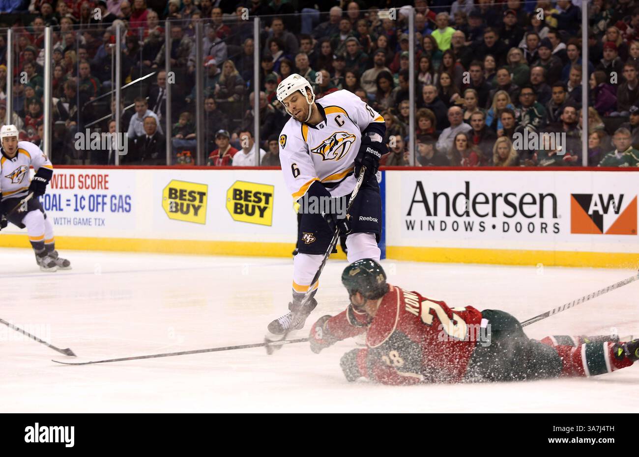Januar 2013 - St. Paul, MN, USA S - 22. Januar 2013: Shea Weber (6) vermeidet das Minnesota Wild Center Zenon Konopka (28) während des NHL-Hockeyspiels zwischen den Minnesota Wild und den Nashville Predators im Xcel Energy Center in St. Paul, Minnesota. Nashville besiegte Minnesota mit 3:1.(Bild: © Andy Blenkush/Cal Sport Media/ZUMAPRESS.com) Stockfoto Januar 2013 - St. Paul, MN, USA S - 22. Januar 2013: Shea Weber (6) vermeidet das Minnesota Wild Center Zenon Konopka (28) während des NHL-Hockeyspiels zwischen den Minnesota Wild und den Nashville Predators im Xcel Energy Center in St. Paul, Minnesota. Nashville besiegte Minnesota mit 3:1.(Bild: © Andy Blenkush/Cal Sport Media/ZUMAPRESS.com) Stockfoto