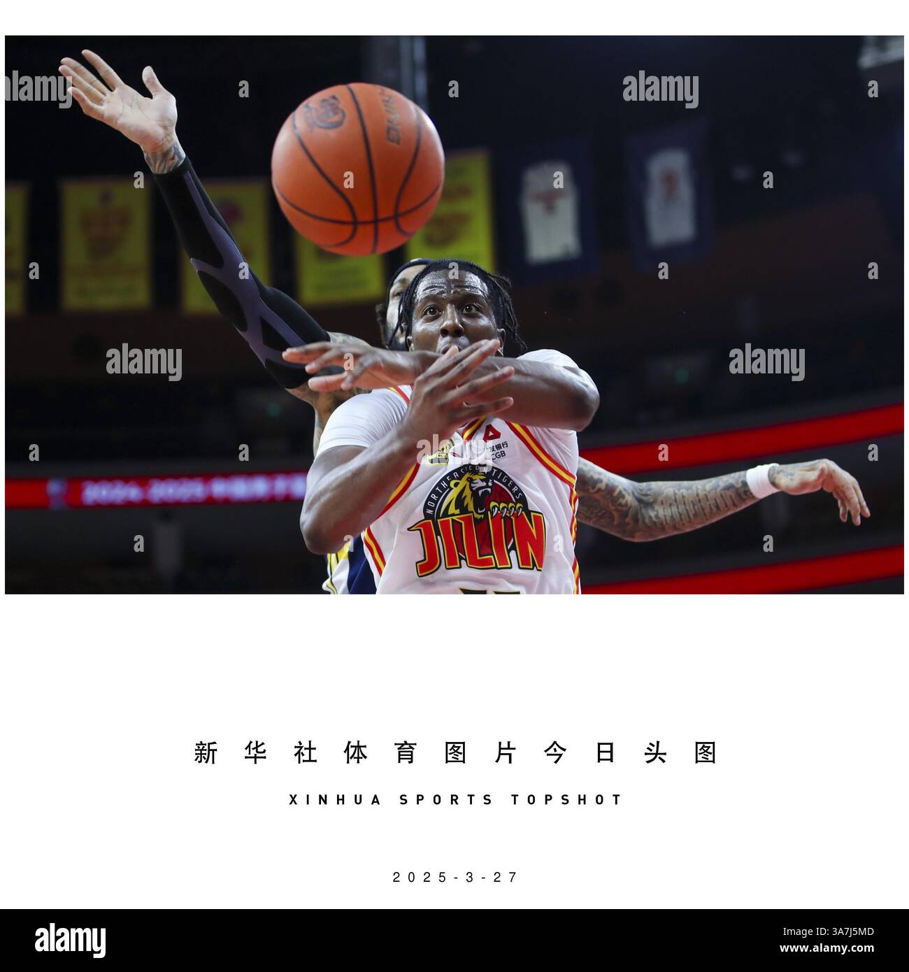 Dongguan, chinesische Provinz Guangdong. März 2025. Kavell Bigby-Williams (Front) von Jilin Northeast Tigers wetteiferte um einen Rückstoß während des Spiels der 45. Runde zwischen Guangdong Southern Tigers und Jilin Northeast Tigers in der Saison 2024-2025 der chinesischen Basketball Association (CBA) Liga in Dongguan, südchinesischer Provinz Guangdong, 27. März 2025. Quelle: Zheng Jiaxiong/Xinhua/Alamy Live News Stockfoto