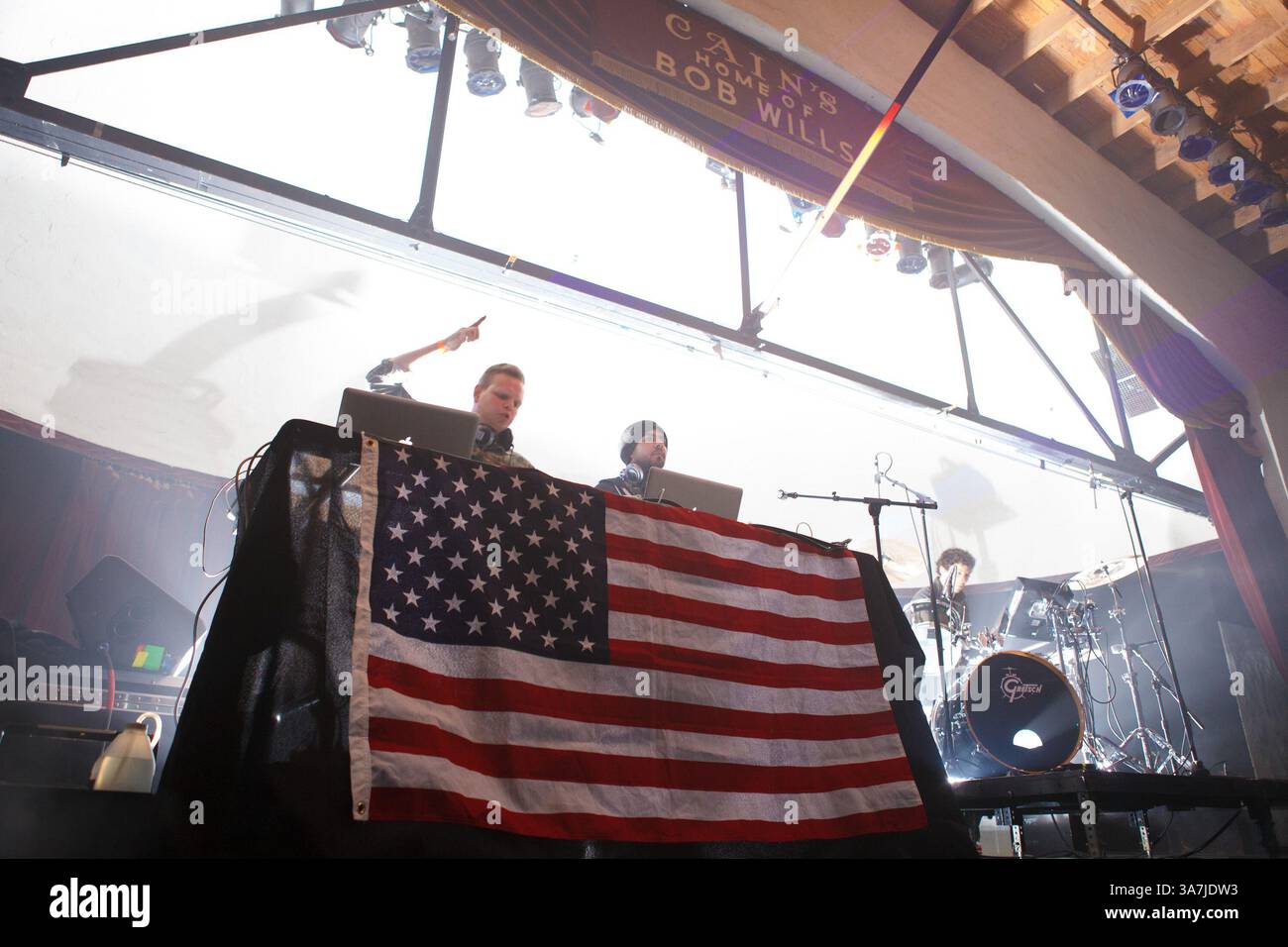 Februar 2013 - Tulsa, Oklahoma, USA Die Produzenten GREY SMITH und BEN EBERDT sowie der Schlagzeuger MICHAEL KELLY von der elektronischen Musikgruppe Savoy treten am 7. Februar 2013 im Cain's Ballroom in Tulsa, Oklahoma auf. (Foto: © Kevin Pyle/ZUMAPRESS.com) Stockfoto