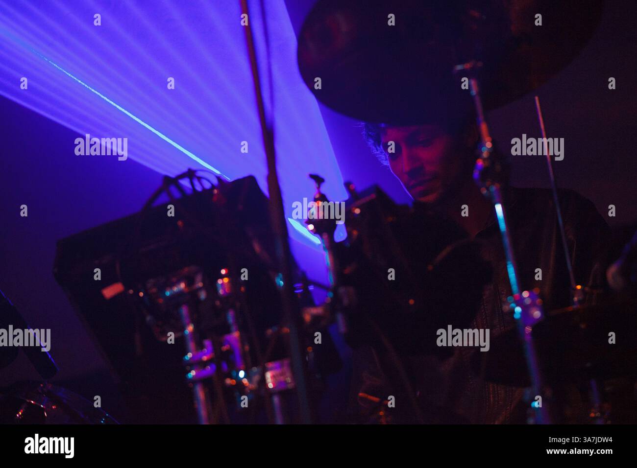Februar 2013 - Tulsa, Oklahoma, USA S - Schlagzeuger MICHAEL KELLY von der elektronischen Musikgruppe Savoy tritt am 7. Februar 2013 im Cain's Ballroom in Tulsa, Oklahoma auf. (Foto: © Kevin Pyle/ZUMAPRESS.com) Stockfoto