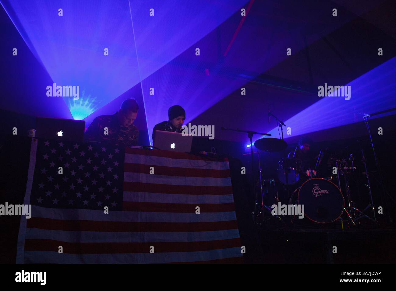 Februar 2013 - Tulsa, Oklahoma, USA Die Produzenten GREY SMITH und BEN EBERDT sowie der Schlagzeuger MICHAEL KELLY von der elektronischen Musikgruppe Savoy treten am 7. Februar 2013 im Cain's Ballroom in Tulsa, Oklahoma auf. (Foto: © Kevin Pyle/ZUMAPRESS.com) Stockfoto