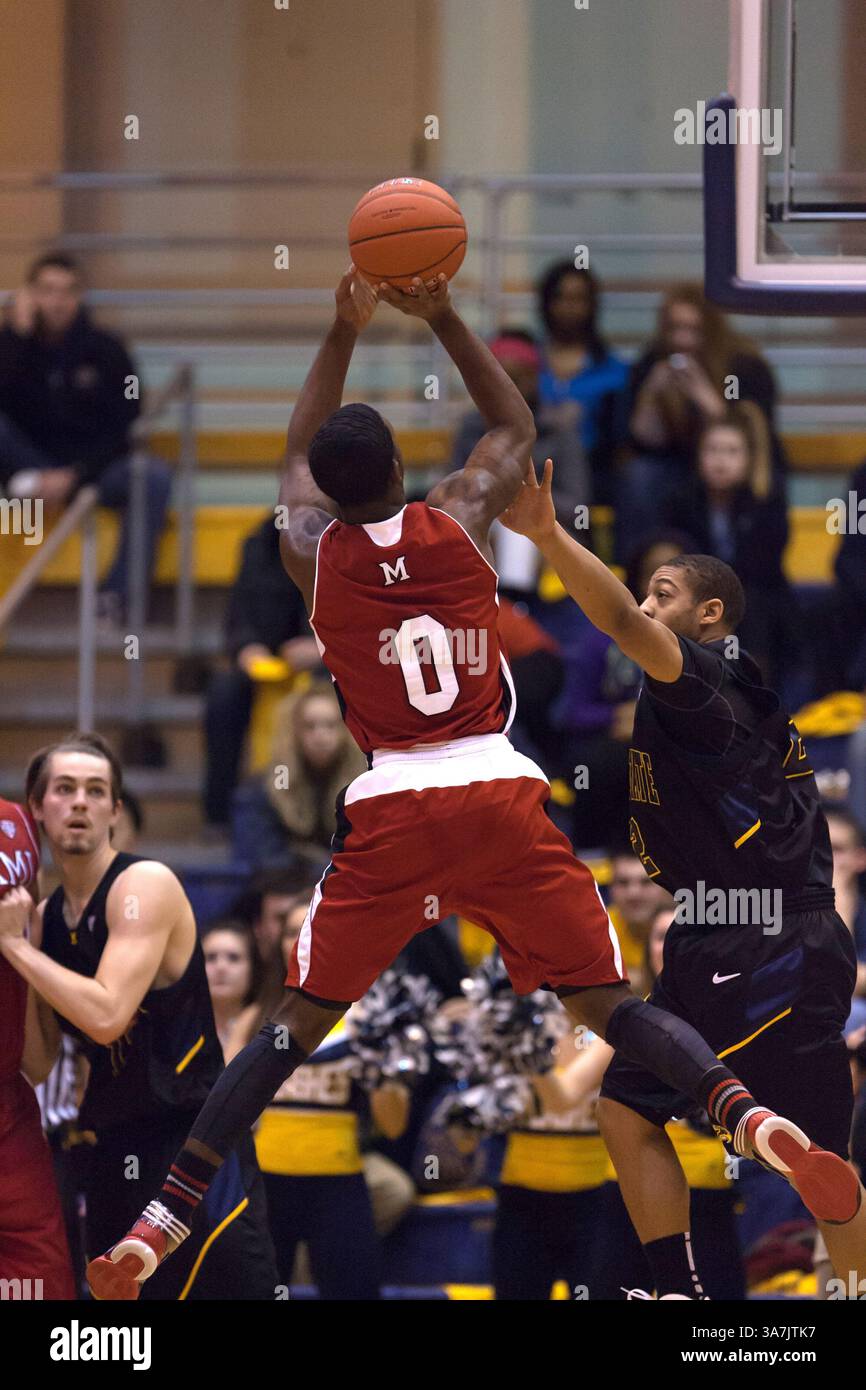 Februar 2013 - Kent, Ohio, USA S - Miami (OH) GEOVONIE MCKNIGHT (0) schlägt gegen Kent State Defenders vor. Die Golden Flashes besiegten die RedHawks 87-70 im MAC Center. (Kreditbild: © Frank Jansky/ZUMAPRESS.com) Stockfoto