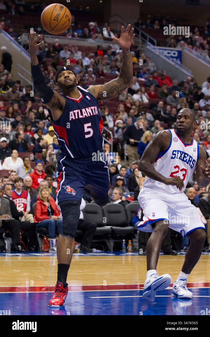 21. Dezember 2012: Atlanta Hawks kleiner Stürmer Josh Smith (5) holt sich den losen Ball, als der Schießwart Jason Richardson (23) der Philadelphia 76ers während des NBA-Spiels zwischen den Atlanta Hawks und den Philadelphia 76ers im Wells Fargo Center in Philadelphia, Pennsylvania, zusieht. The Philadelphia 76ers Beat the Atlanta Hawks, 99-80.(Bild: © Chris Szagola/Cal Sport Media/ZUMAPRESS.com) Stockfoto