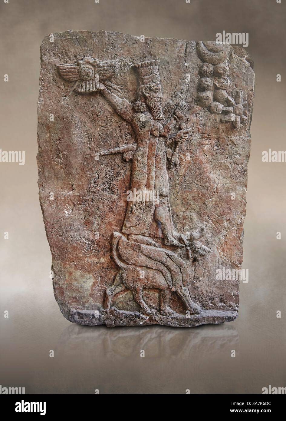 Antike neo-assyrische Gipsreliefplatte, die den assyrischen Gott Ashur darstellt. Ashur, 7. Jh. v. Chr. Pergamonmuseum Berlin. Der kleine Putz ist sicher Stockfoto
