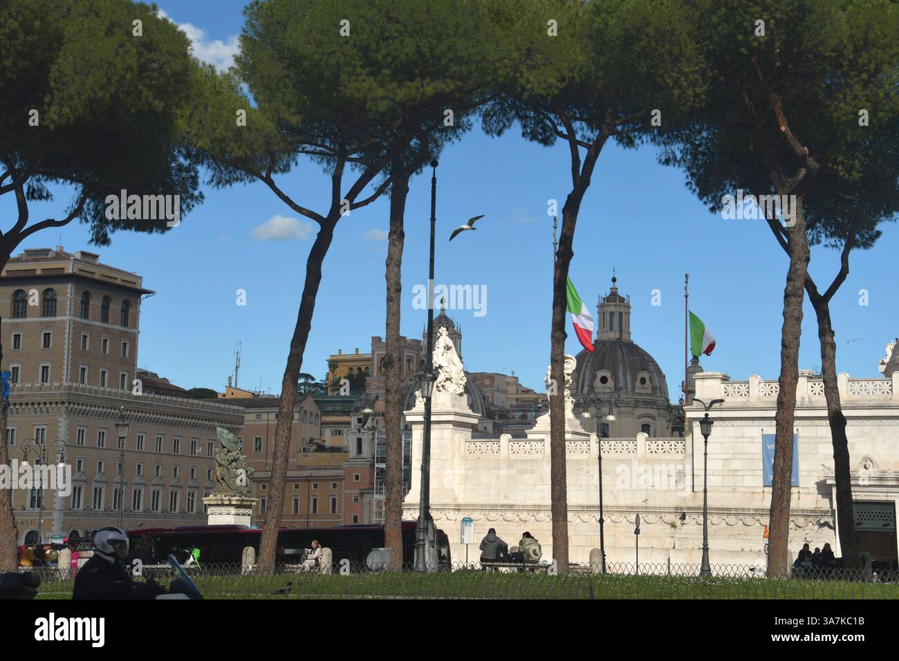 Der Charme von Rom und dem Vatikan liegt in den Brunnen, Statuen, Kiefern und Ruinen reich an Geschichte. Vom Quirinal zum Konstantinbogen Stockfoto