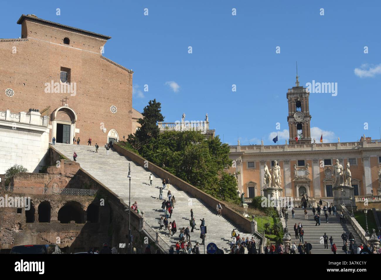 Der Charme von Rom und dem Vatikan liegt in den Brunnen, Statuen, Kiefern und Ruinen reich an Geschichte. Vom Quirinal zum Konstantinbogen Stockfoto