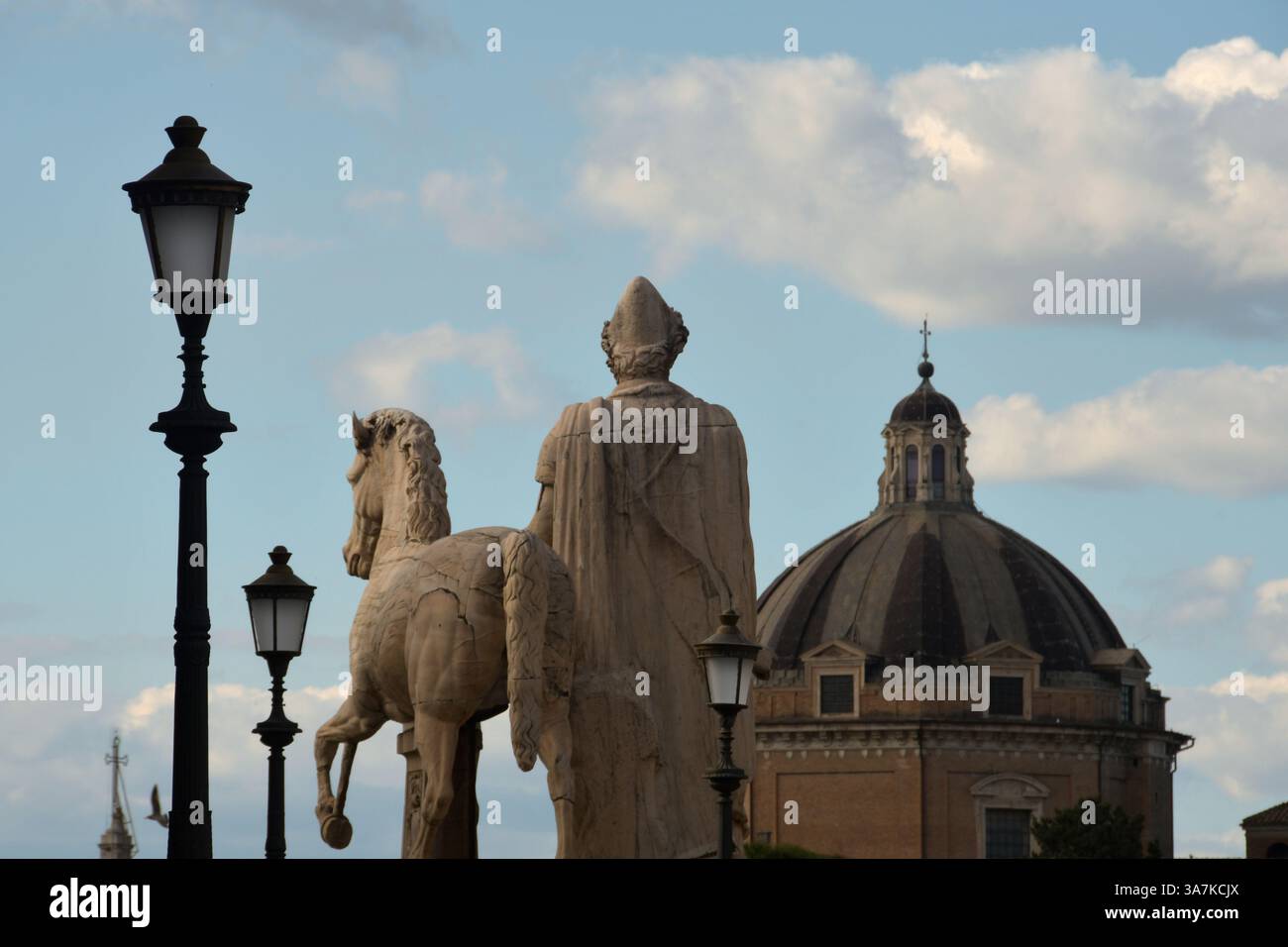 Der Charme von Rom und dem Vatikan liegt in den Brunnen, Statuen, Kiefern und Ruinen reich an Geschichte. Vom Quirinal zum Konstantinbogen Stockfoto