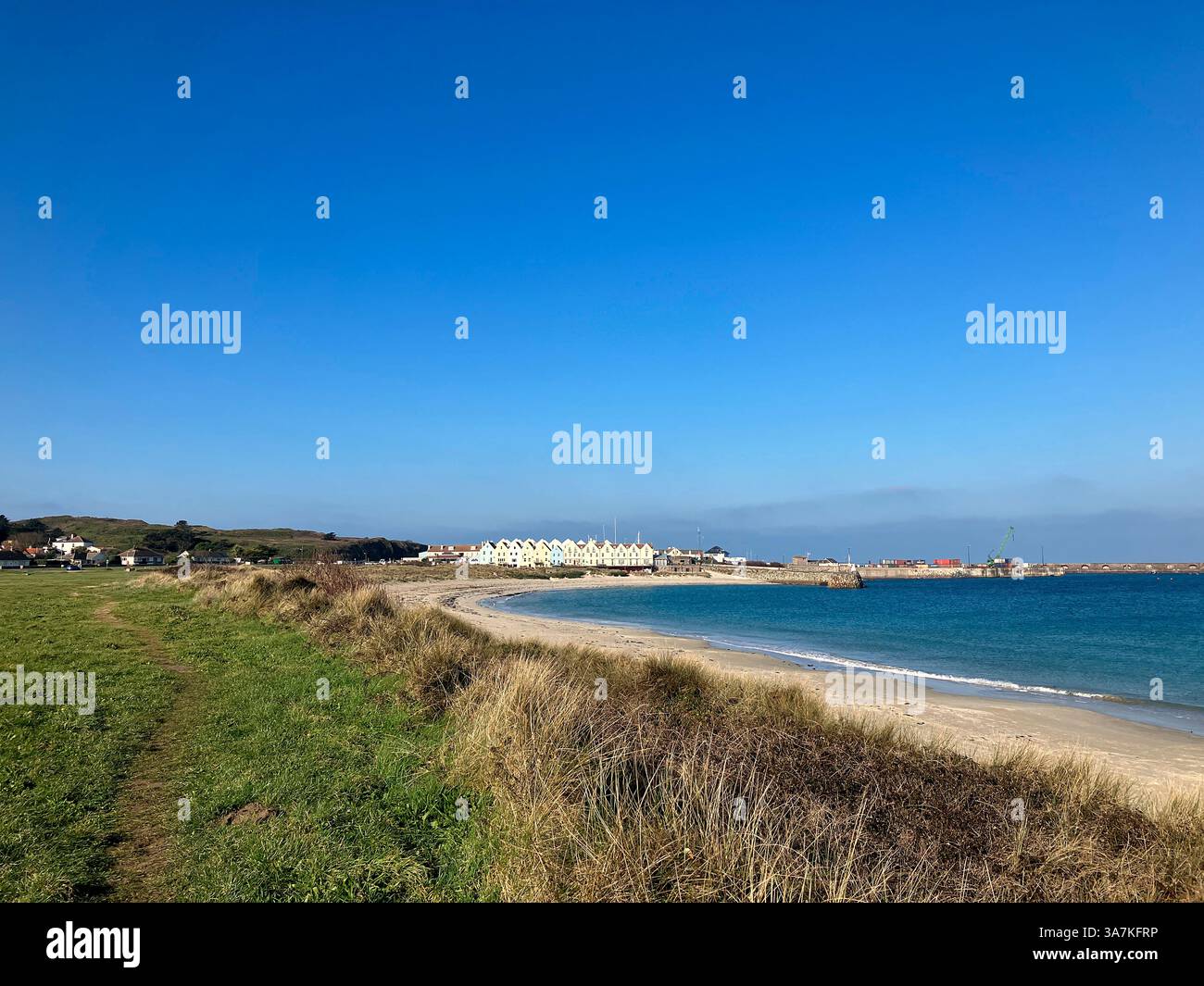 Alderney. Kanalinseln. Braye Bay mit Reihenhäusern und Braye Beach Hotel. Stockfoto