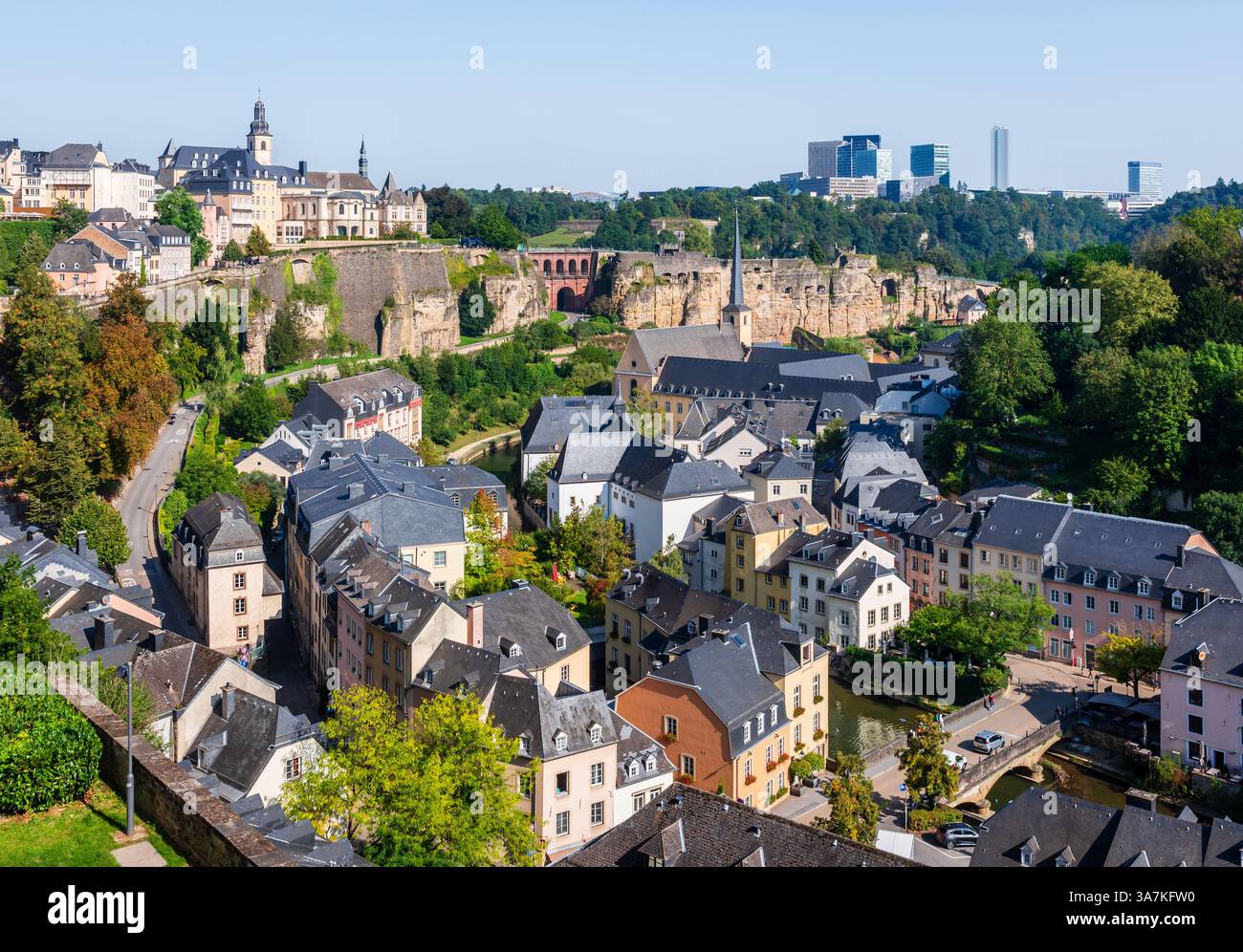 Stadtbild der Altstadt von Luxemburg mit der Kirche Saint-Michael, der Abtei Neimënster und den Gebäuden des Kirchberg-Plateaus. Stockfoto