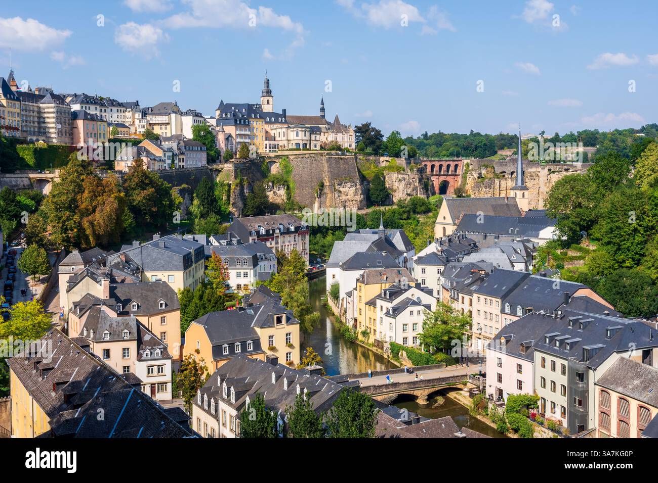 Stadtbild der Altstadt von Luxemburg mit der Alzette und der Abtei Neimënster, über der Kirchturm der Kirche Saint-Michael. Stockfoto
