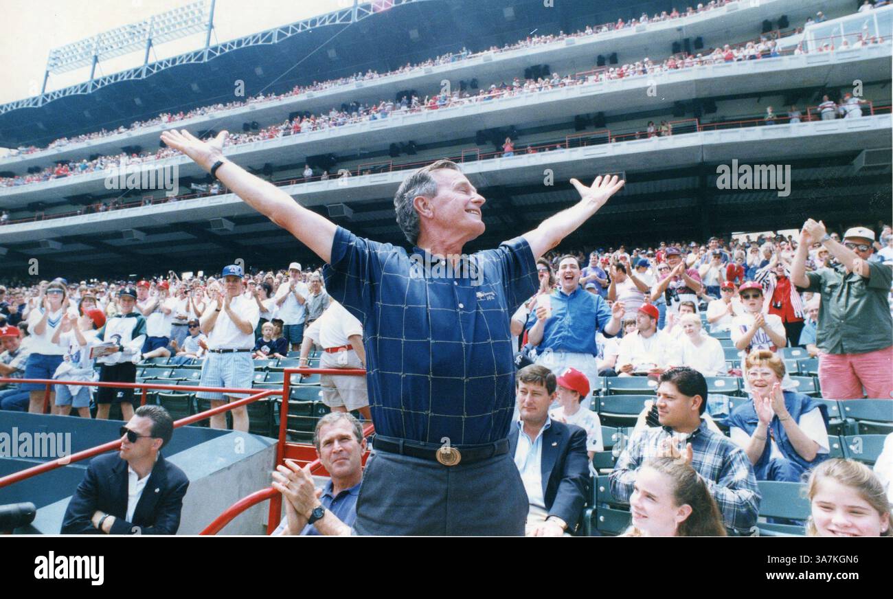 Oktober 31, 2010 - Arlington, TX, USA - auf diesem undatierten Foto würdigt der ehemalige Präsident George H.W. Bush die Menge im Rangers Ballpark in Arlington, Texas. (Kreditbild: © Fort Worth Star-Telegram/MCT/ZUMAPRESS.com) Stockfoto
