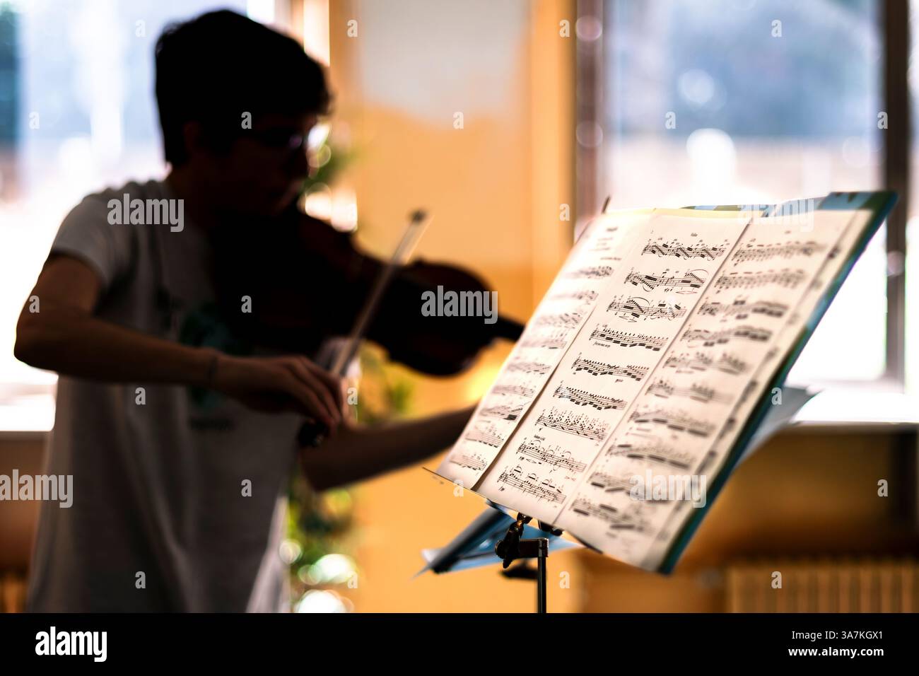 Violinist Playng Violinsolo und eine musikalische Partitur. Stockfoto