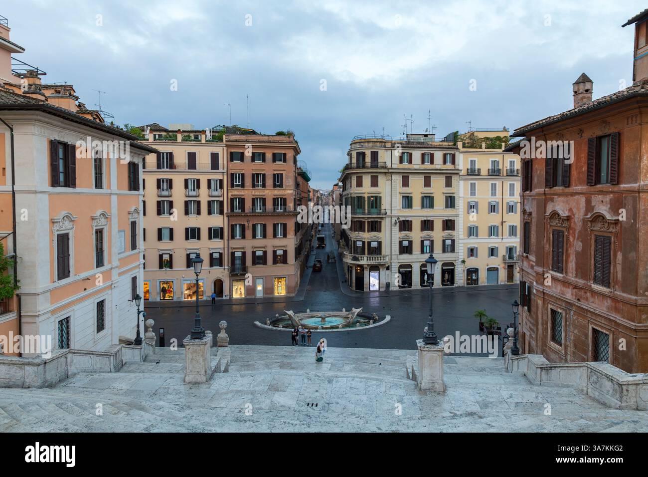 Blick von der Spanischen Treppe in Richtung Piazza di Spagna und Fontana della Barcaccia, Rom, Italien. Stockfoto