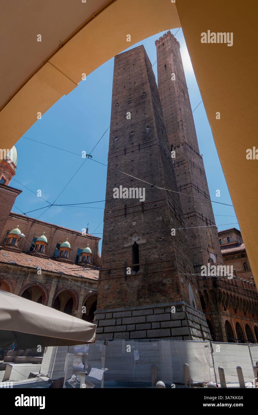 Bologna, Italien. Die beiden Türme garisenda und Asinelli am Anfang der Via Rizzoli. Stockfoto