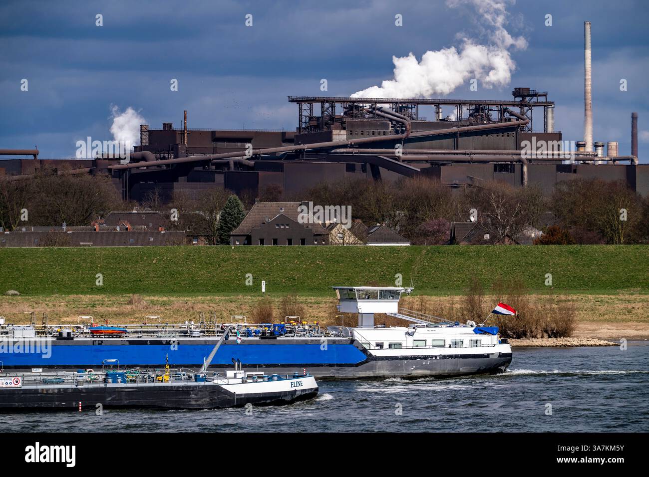 ThyssenKrupp Steel Sauerstoffstahlwerk 2 mit einer Jahreskapazität von 5,4 Millionen Tonnen, in dem Rohstahl aus Roheisen, den größten TKS, hergestellt wird Stockfoto