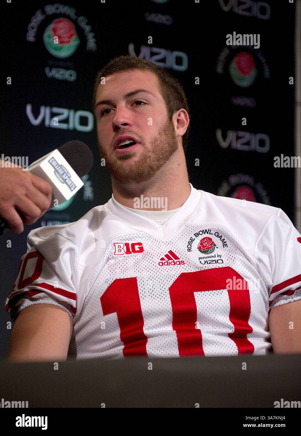 29. Dezember 2012 - Los Angeles, CA, Vereinigte Staaten von Amerika - 29. Dezember 2012: Los Angeles, CA...Wisconsin Badgers Quarterback (10) Curt Phillips nimmt Fragen aus den Medien. Der Rose Bowl, der vom Vizio Media Day präsentiert wurde, begann schnell, da sowohl die Badgers als auch Cardinals die Gelegenheit hatten, die Medien im L.A. Hotel in Downtown Los Angeles am 29. Dezember 2012 zu treffen. (Foto: Ed Ruvalcaba / MarinMedia.org / Cal Sport Media) ( Foto und Firmenguthaben erforderlich)(Kreditbild: © Ed Ruvalcaba / Marinmedia. Org/CSM/Cal Sport Media/ZUMAPRESS.com) Stockfoto 29. Dezember 2012 - Los Angeles, CA, Vereinigte Staaten von Amerika - 29. Dezember 2012: Los Angeles, CA...Wisconsin Badgers Quarterback (10) Curt Phillips nimmt Fragen aus den Medien. Der Rose Bowl, der vom Vizio Media Day präsentiert wurde, begann schnell, da sowohl die Badgers als auch Cardinals die Gelegenheit hatten, die Medien im L.A. Hotel in Downtown Los Angeles am 29. Dezember 2012 zu treffen. (Foto: Ed Ruvalcaba / MarinMedia.org / Cal Sport Media) ( Foto und Firmenguthaben erforderlich)(Kreditbild: © Ed Ruvalcaba / Marinmedia. Org/CSM/Cal Sport Media/ZUMAPRESS.com) Stockfoto