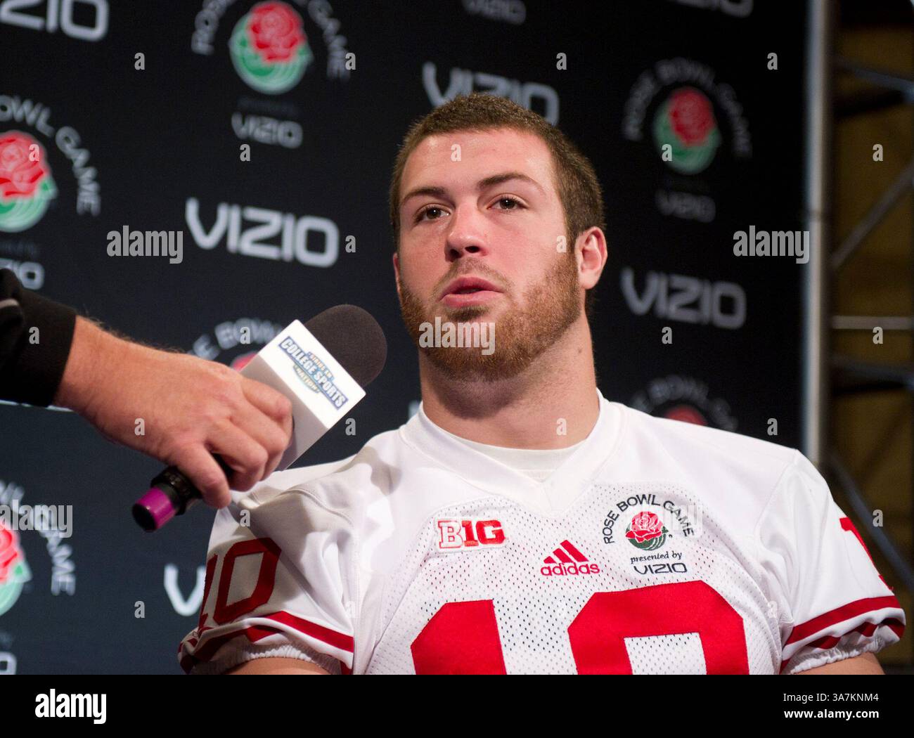 29. Dezember 2012 - Los Angeles, CA, Vereinigte Staaten von Amerika - 29. Dezember 2012: Los Angeles, CA...Wisconsin Badgers Quarterback (10) Curt Phillips nimmt Fragen aus den Medien. Der Rose Bowl, der vom Vizio Media Day präsentiert wurde, begann schnell, da sowohl die Badgers als auch Cardinals die Gelegenheit hatten, die Medien im L.A. Hotel in Downtown Los Angeles am 29. Dezember 2012 zu treffen. (Foto: Ed Ruvalcaba / MarinMedia.org / Cal Sport Media) ( Foto und Firmenguthaben erforderlich)(Kreditbild: © Ed Ruvalcaba / Marinmedia. Org/CSM/Cal Sport Media/ZUMAPRESS.com) Stockfoto 29. Dezember 2012 - Los Angeles, CA, Vereinigte Staaten von Amerika - 29. Dezember 2012: Los Angeles, CA...Wisconsin Badgers Quarterback (10) Curt Phillips nimmt Fragen aus den Medien. Der Rose Bowl, der vom Vizio Media Day präsentiert wurde, begann schnell, da sowohl die Badgers als auch Cardinals die Gelegenheit hatten, die Medien im L.A. Hotel in Downtown Los Angeles am 29. Dezember 2012 zu treffen. (Foto: Ed Ruvalcaba / MarinMedia.org / Cal Sport Media) ( Foto und Firmenguthaben erforderlich)(Kreditbild: © Ed Ruvalcaba / Marinmedia. Org/CSM/Cal Sport Media/ZUMAPRESS.com) Stockfoto