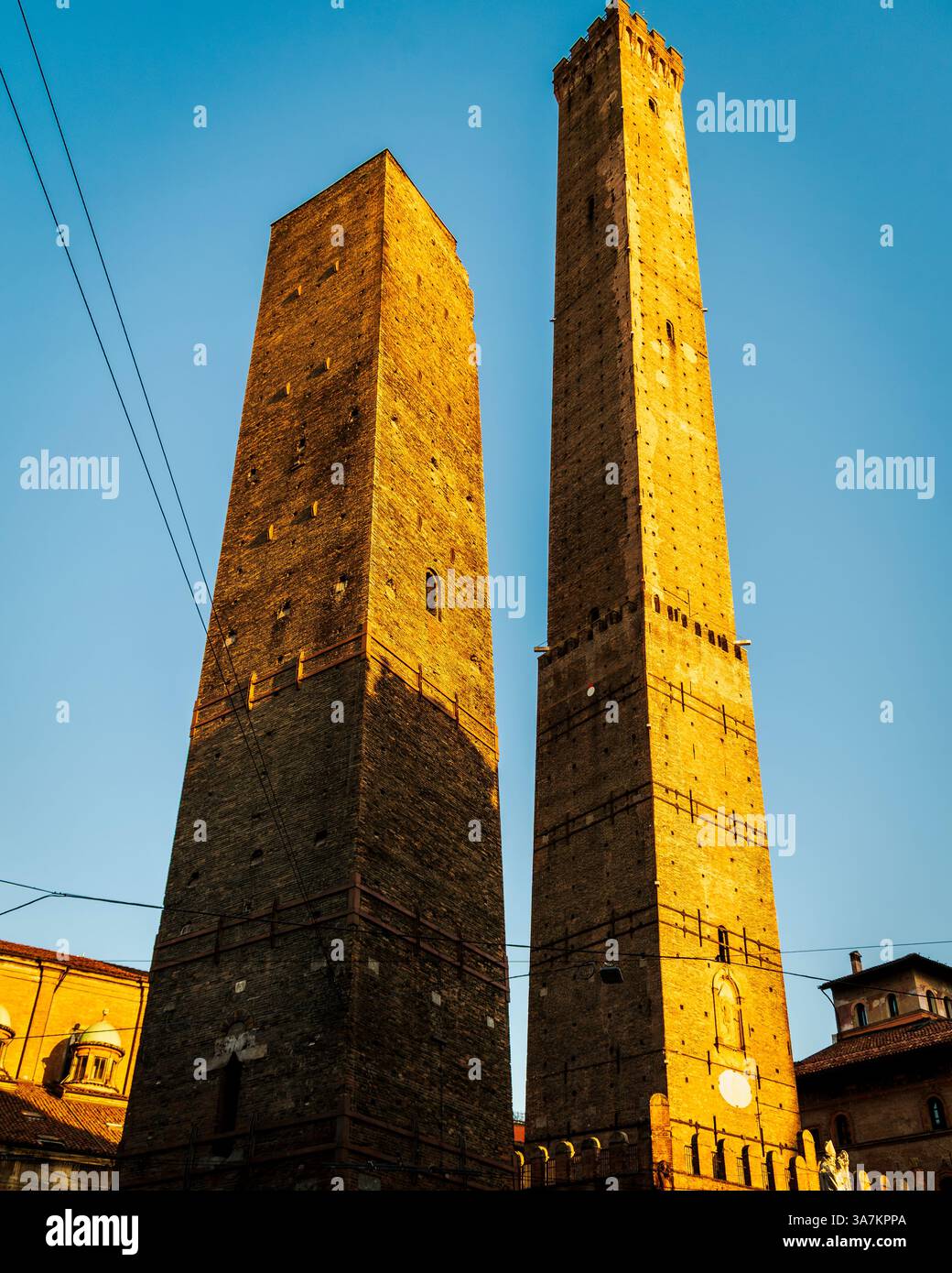 Bologna, Italien. Die beiden Türme garisenda und Asinelli am Anfang der Via Rizzoli. Stockfoto