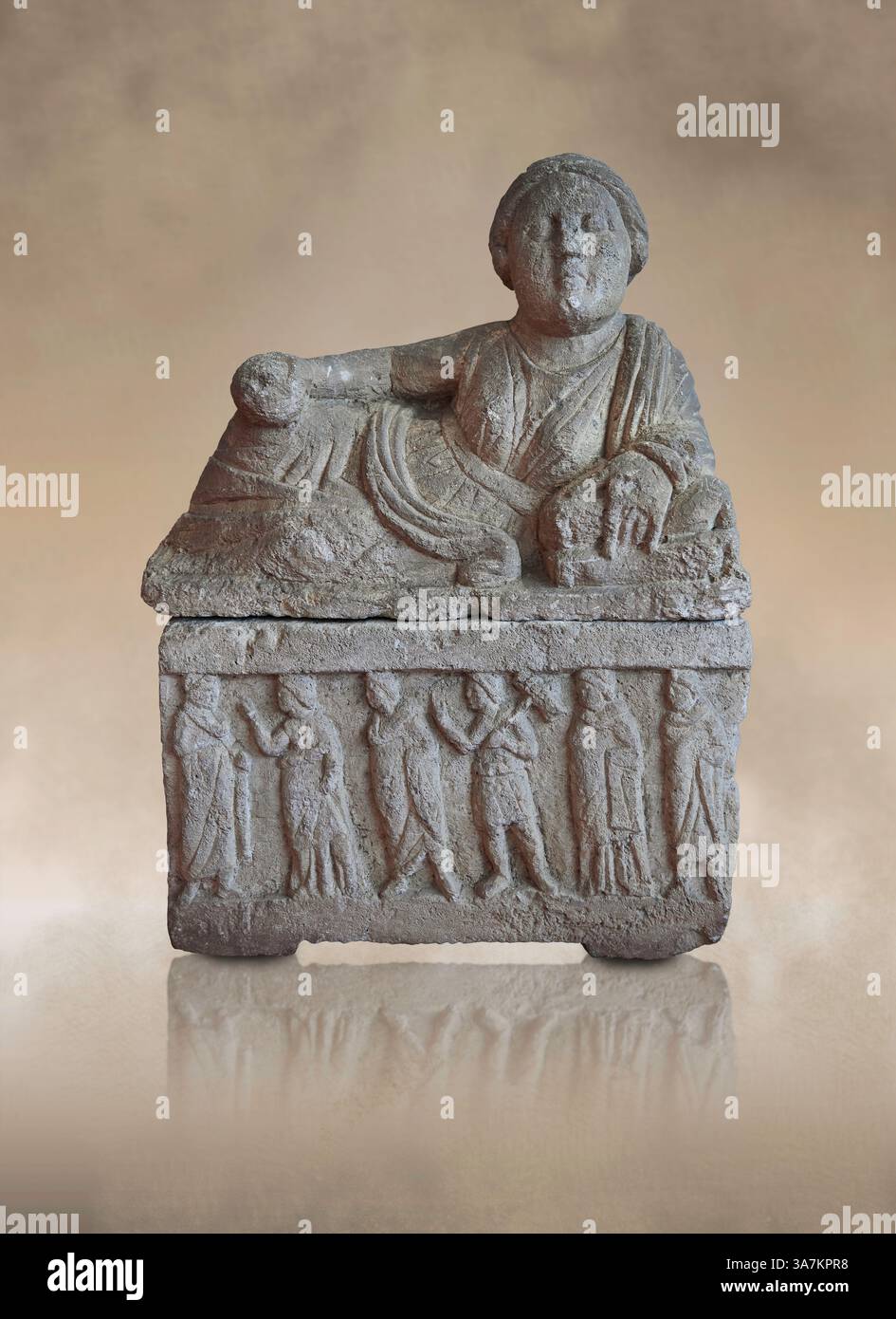 Etruskische kleine Tuffstein-Azinerarienurne (Cineraria), hergestellt in Volterra 150-100 v. Chr., mit Reliefplatten, die eine Reihe von sechs Personen auf der vorderen Pfanne darstellen Stockfoto