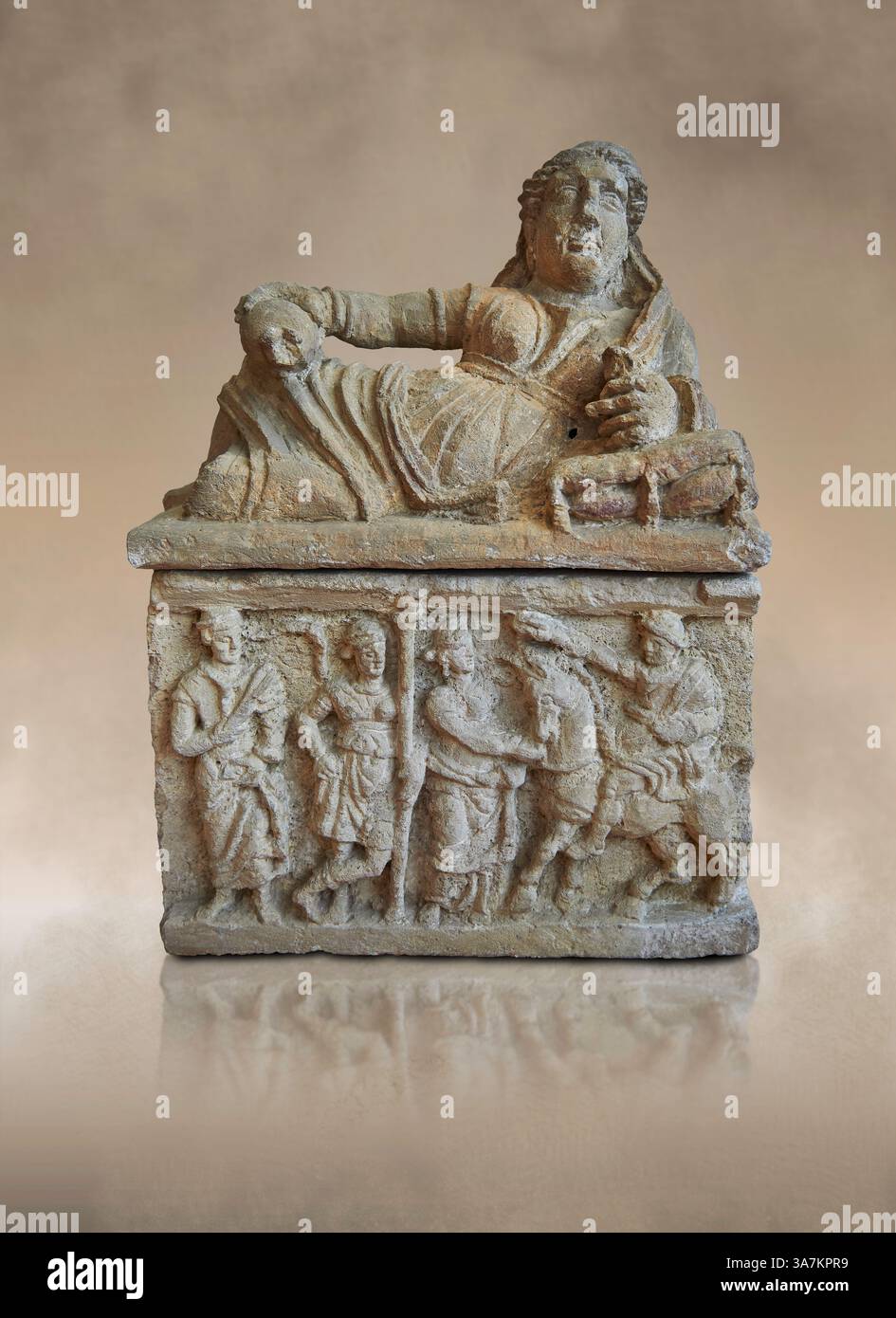 Etruskische kleine, gemalte Tuffa-Felsenurne (cineraria), hergestellt in Volterra 150-100 v. Chr., mit Reliefplatten, die eine Reihe von 3 Personen darstellen, die A stehen Stockfoto