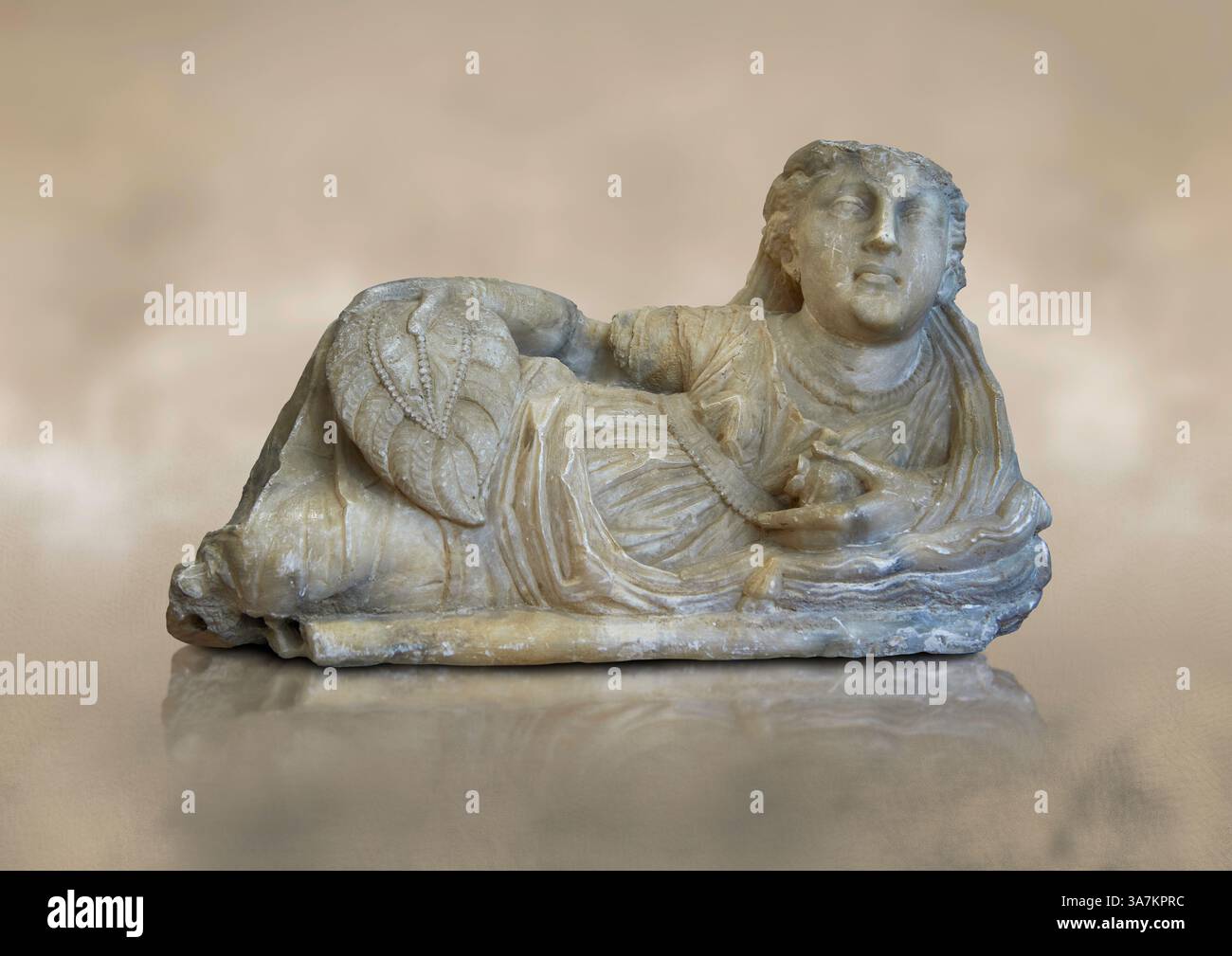 Etruskische kleine Tuffa-Steinurne (Cineraria), hergestellt in Volterra 150-100 v. Chr. Auf dem Deckel ist eine Frau abgebildet, die auf einer kline liegend ist. National Stockfoto