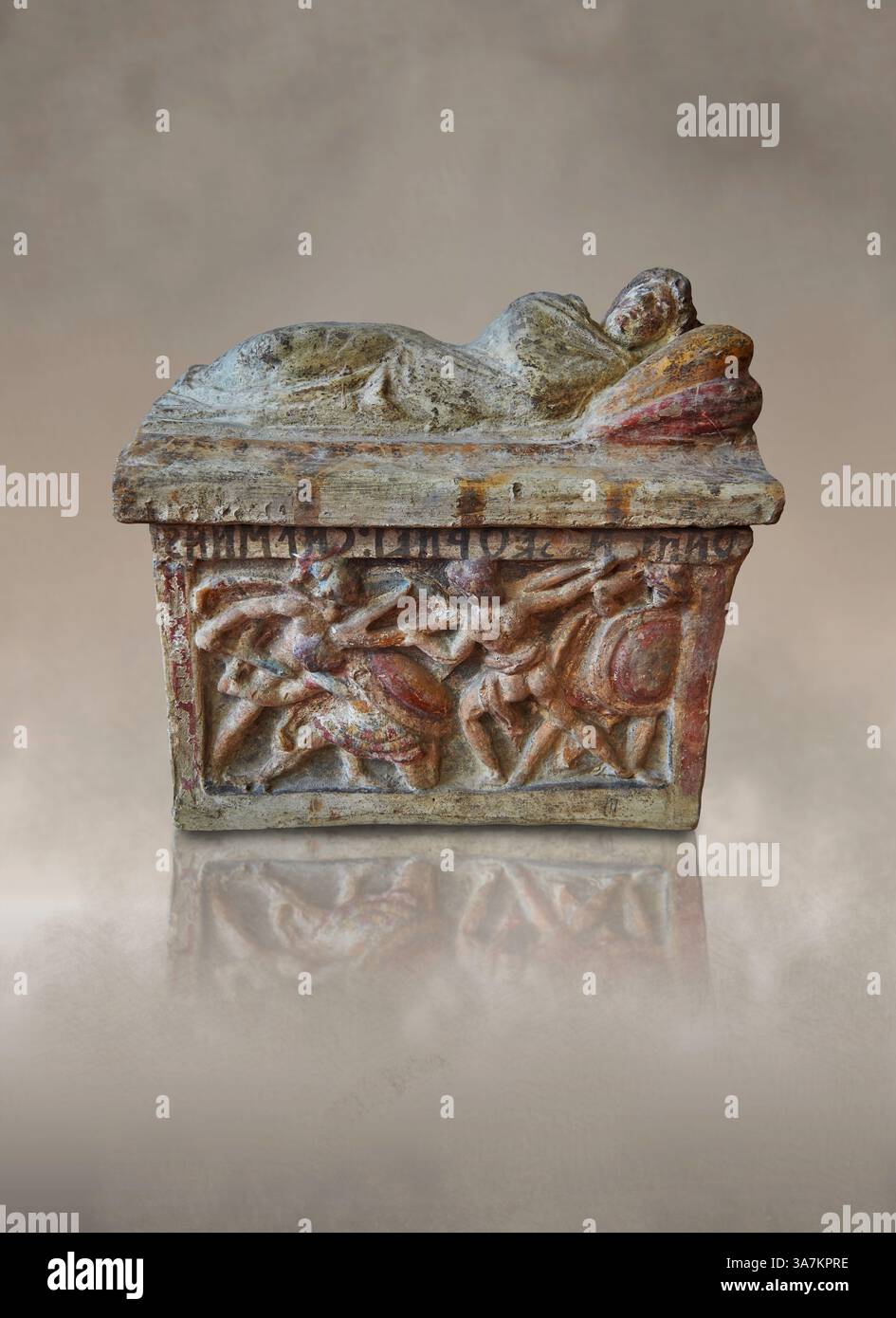 Etruskische kleine gemalte Azinerurne aus Terrakotta (cineraria) aus dem nördlichen Etrurien 150-100 v. Chr., mit Relieftafeln, die kämpfende Soldaten zeigen, und einem Klin Stockfoto