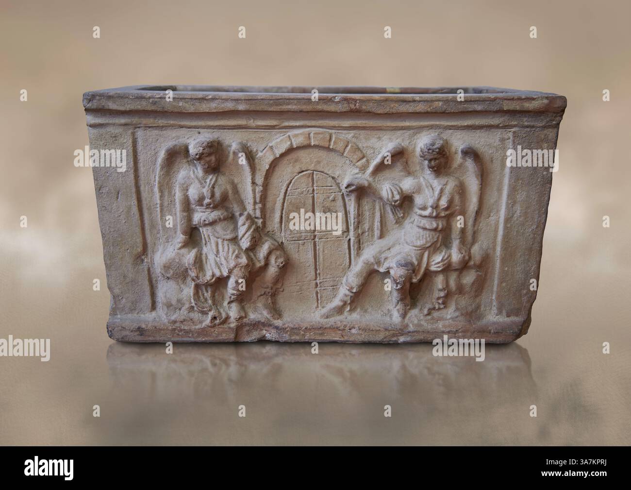 Etruskische kleine Azinerurne aus Terrakotta (cineraria), hergestellt in Chiusi 150-100 v. Chr., mit Reliefplatten, die zwei geflügelte Frauen auf beiden Seiten der Kirche darstellen Stockfoto