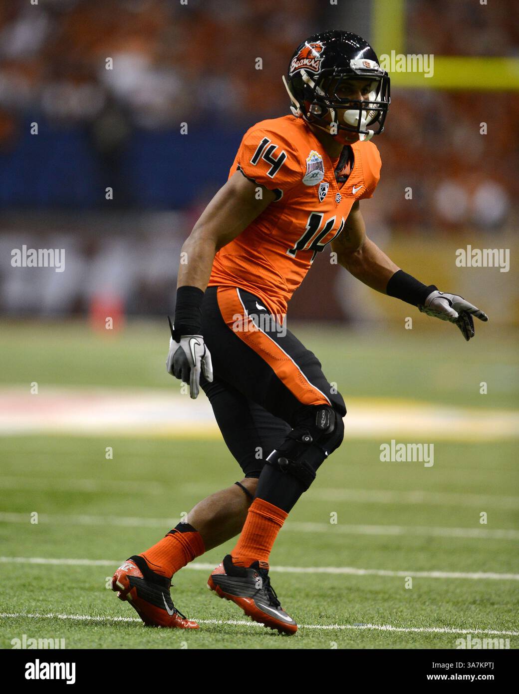 Dezember 2012 Halbzeit... Jordan Poyer #14 der Oregon State Beavers in Action gegen die Texas Longhorns im Valero Alamo Bowl im Alamodome in San Antonio Texas. Oregon State führt 20-10 auf der Hälfte an. (Bild: © Robert Backman/Cal Sport Media/ZUMAPRESS.com) Stockfoto