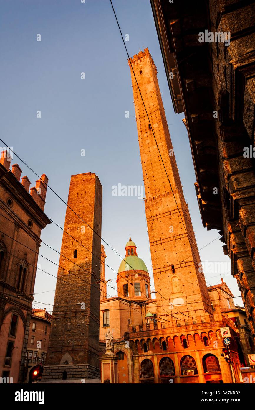 Bologna, Italien. Die beiden Türme garisenda und Asinelli am Anfang der Via Rizzoli. Stockfoto