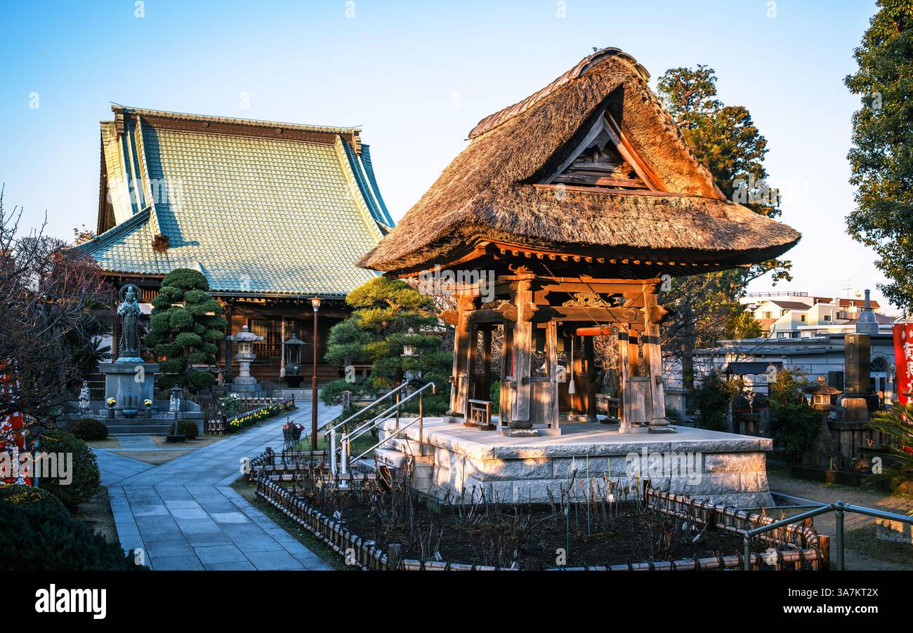 Ein hölzerner Glockenturm im Innenhof des Ryuge-JI-Tempels in Yokohama, Japan. Gebaut mit starken Ecksäulen und einem offenen Design, beherbergt es eine große Glocke Stockfoto
