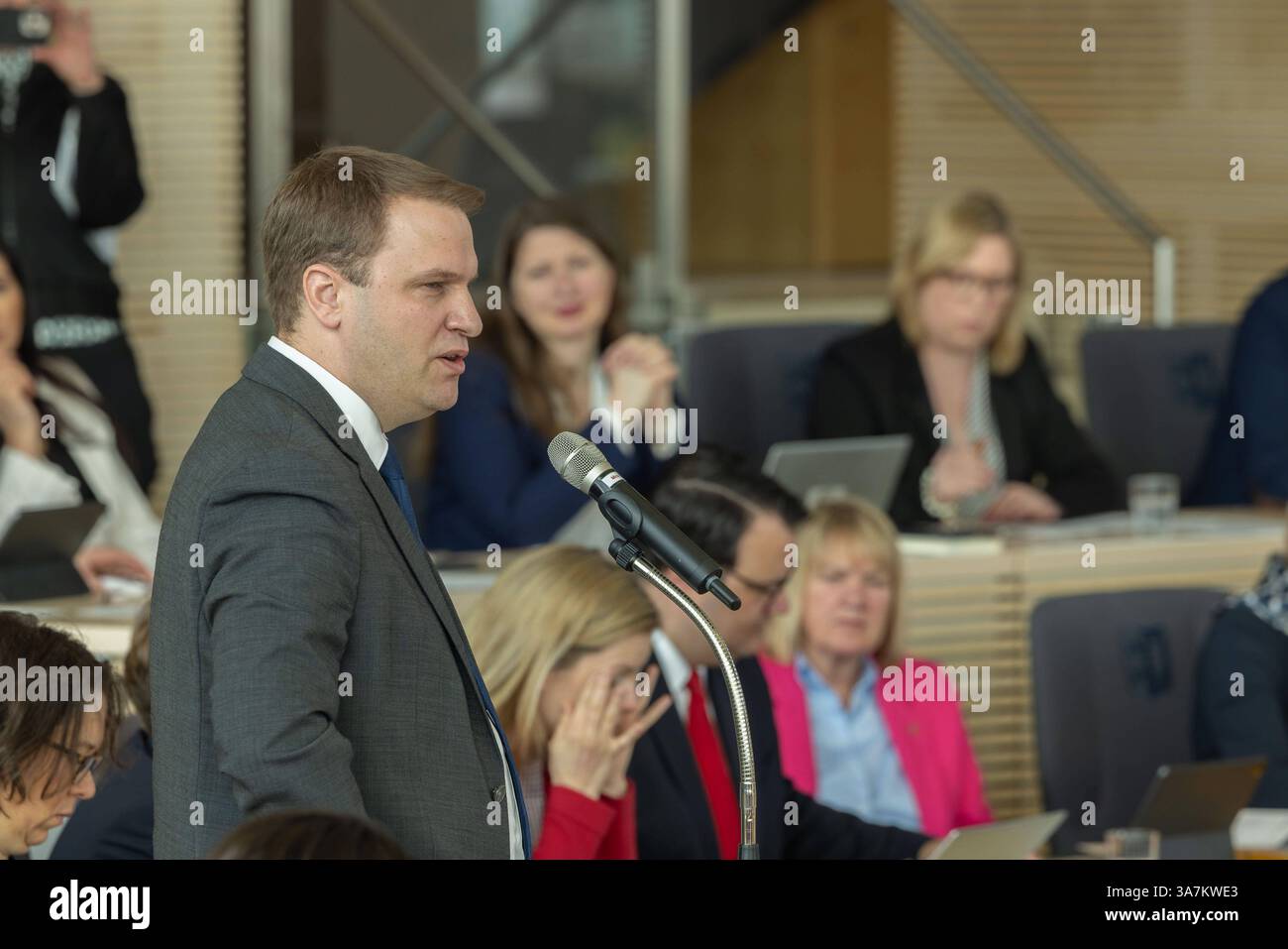 Aussprache im Schleswig-Holsteinischen Landtag zur drohenden Northvolt Pleite. Die Regierung unter Ministerpräsident Daniel Günter gerät unter Druck, durch den möglichen Verlust von 300 Millionen Euro, die durch die Förderung der Firma Northvolt, die bei Heide in Dithmarschen eine Megafabrik errichten will. Die Frage im Parlament, hat die Regierung dem Parlament wichtige Informationen vorenthalten. Kiel Landtag Kiel Schleswig-Holstein Deutschland  5DL3642 *** Debatte im Schleswig-holsteinischen landtag über den drohenden Konkurs von Northvolt der Regierung unter Premierminister Daniel Günte Stockfoto