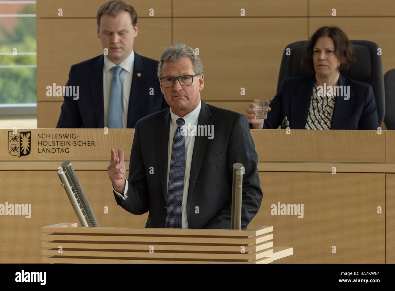 Aussprache im Schleswig-Holsteinischen Landtag zur drohenden Northvolt Pleite. Die Regierung unter Ministerpräsident Daniel Günter gerät unter Druck, durch den möglichen Verlust von 300 Millionen Euro, die durch die Förderung der Firma Northvolt, die bei Heide in Dithmarschen eine Megafabrik errichten will. Die Frage im Parlament, hat die Regierung dem Parlament wichtige Informationen vorenthalten. Härtester Kritiker Dr. Bernd Bucholz von der FDP. Kiel Landtag Kiel Schleswig-Holstein Deutschland  5DL3693 *** Debatte im Schleswig-holsteinischen landtag über den drohenden Konkurs der Northvolt Stockfoto