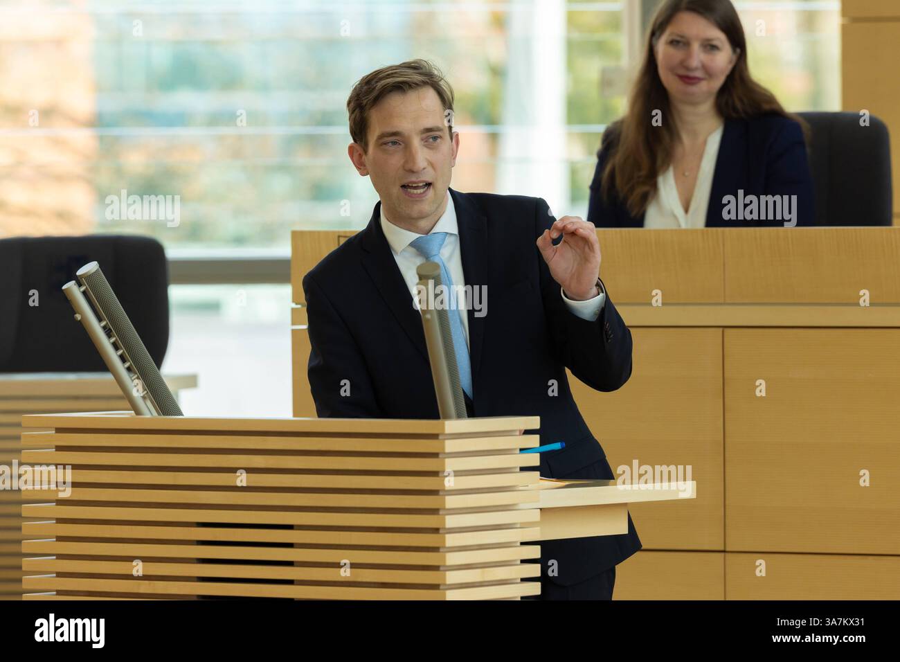 Aussprache im Schleswig-Holsteinischen Landtag zur drohenden Northvolt Pleite. Die Regierung unter Ministerpräsident Daniel Günter gerät unter Druck, durch den möglichen Verlust von 300 Millionen Euro, die durch die Förderung der Firma Northvolt, die bei Heide in Dithmarschen eine Megafabrik errichten will. Die Frage im Parlament, hat die Regierung dem Parlament wichtige Informationen vorenthalten. Kiel Landtag Kiel Schleswig-Holstein Deutschland  5DL3732 *** Debatte im Schleswig-holsteinischen landtag über den drohenden Konkurs von Northvolt der Regierung unter Premierminister Daniel Günte Stockfoto