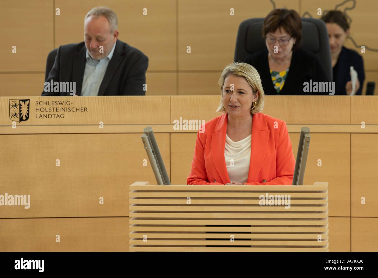Aussprache im Schleswig-Holsteinischen Landtag zur drohenden Northvolt Pleite. Die Regierung unter Ministerpräsident Daniel Günter gerät unter Druck, durch den möglichen Verlust von 300 Millionen Euro, die durch die Förderung der Firma Northvolt, die bei Heide in Dithmarschen eine Megafabrik errichten will. Die Frage im Parlament, hat die Regierung dem Parlament wichtige Informationen vorenthalten. Nach der Aussprache brachte die FDP weitere Anträge zu den Themen Antisemitismus und Bildungswesen. Vorgetragen von Anne Riecke FDP Kiel Landtag Kiel Schleswig-Holstein Deutschland  5DL3865 *** Deba Stockfoto
