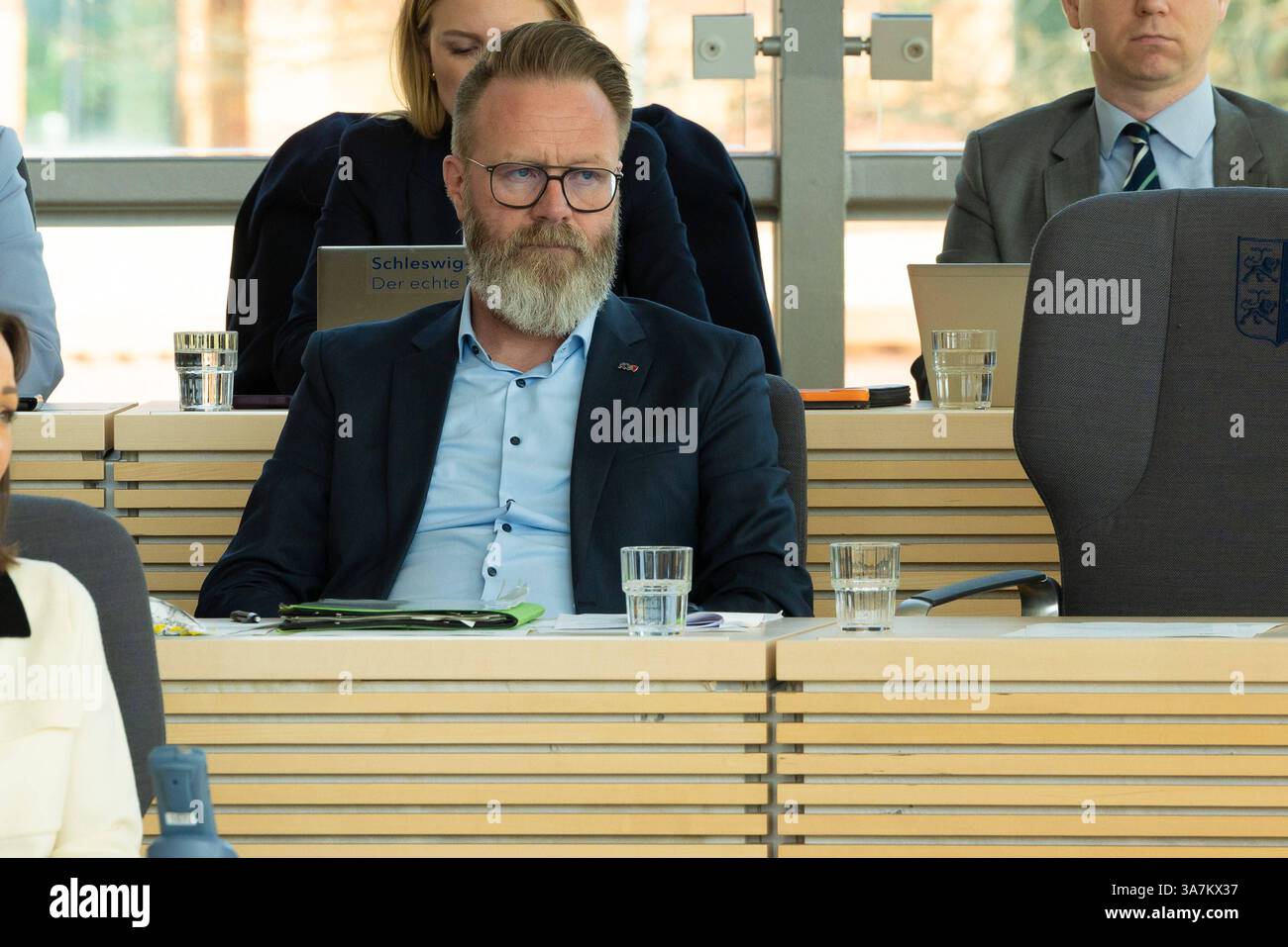 Aussprache im Schleswig-Holsteinischen Landtag zur drohenden Northvolt Pleite. Die Regierung unter Ministerpräsident Daniel Günter gerät unter Druck, durch den möglichen Verlust von 300 Millionen Euro, die durch die Förderung der Firma Northvolt, die bei Heide in Dithmarschen eine Megafabrik errichten will. Die Frage im Parlament, hat die Regierung dem Parlament wichtige Informationen vorenthalten. Kiel Landtag Kiel Schleswig-Holstein Deutschland  5DL3711 *** Debatte im Schleswig-holsteinischen landtag über den drohenden Konkurs von Northvolt der Regierung unter Premierminister Daniel Günte Stockfoto