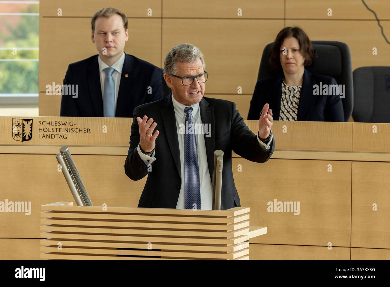 Aussprache im Schleswig-Holsteinischen Landtag zur drohenden Northvolt Pleite. Die Regierung unter Ministerpräsident Daniel Günter gerät unter Druck, durch den möglichen Verlust von 300 Millionen Euro, die durch die Förderung der Firma Northvolt, die bei Heide in Dithmarschen eine Megafabrik errichten will. Die Frage im Parlament, hat die Regierung dem Parlament wichtige Informationen vorenthalten. Härtester Kritiker Dr. Bernd Bucholz von der FDP. Kiel Landtag Kiel Schleswig-Holstein Deutschland  5DL3698 *** Debatte im Schleswig-holsteinischen landtag über den drohenden Konkurs der Northvolt Stockfoto