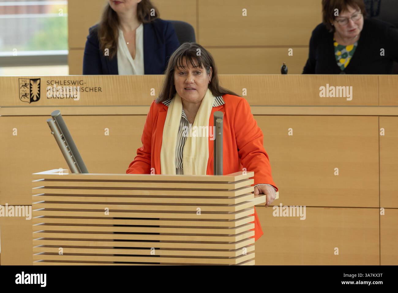 Aussprache im Schleswig-Holsteinischen Landtag zur drohenden Northvolt Pleite. Die Regierung unter Ministerpräsident Daniel Günter gerät unter Druck, durch den möglichen Verlust von 300 Millionen Euro, die durch die Förderung der Firma Northvolt, die bei Heide in Dithmarschen eine Megafabrik errichten will. Die Frage im Parlament, hat die Regierung dem Parlament wichtige Informationen vorenthalten. Kiel Landtag Kiel Schleswig-Holstein Deutschland  5DL3775 *** Debatte im Schleswig-holsteinischen landtag über den drohenden Konkurs von Northvolt der Regierung unter Premierminister Daniel Günte Stockfoto