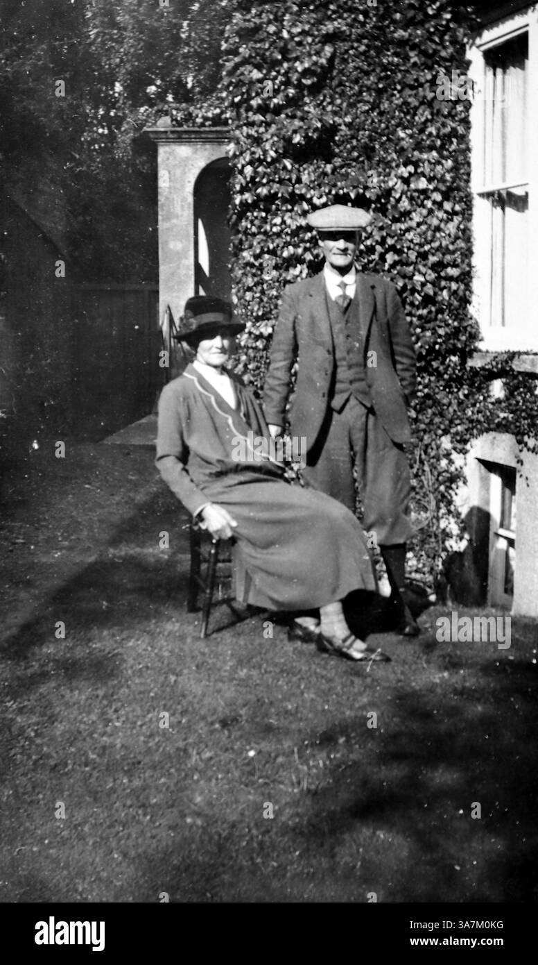 Mode, 1930. Eine Dame und Herren, die Kleidung und Hüte tragen, die für die Zeit typisch sind. Timsbury, Hampshire, England, ein Dorf in der Nähe von Romsey. Aus einer Sammlung nicht zugeschriebener Amateurfotos im Datumsbereich 1929-1936, die britische und europäische Feiertage umfassen. Die meisten Originalbilder waren etwa 3 ½ x 2 Zoll. Stockfoto