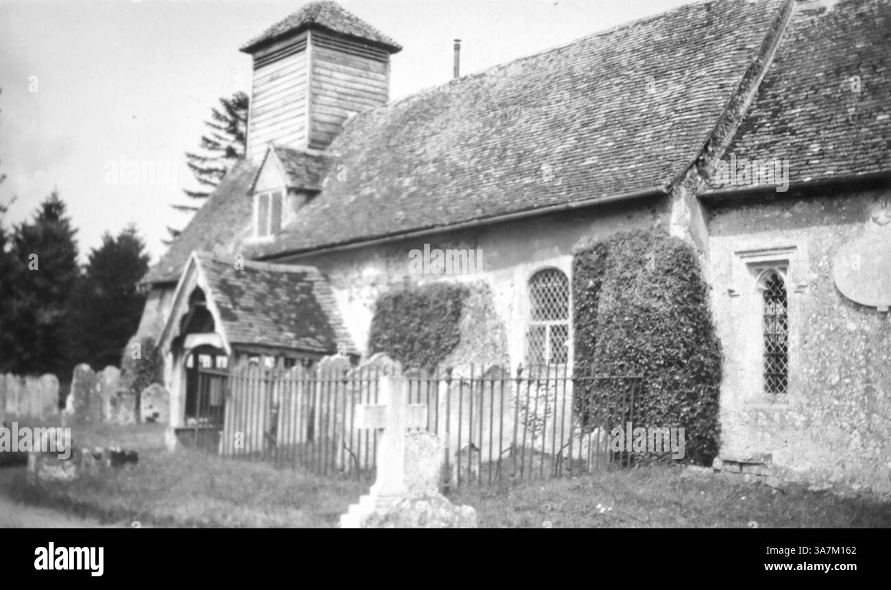 1930. Vorderansicht der St. Andrew's Church (und Friedhof) im Dorf Timsbury, Hampshire, England, ein historisches Gebäude des II. Grades. Die Kirche hat eine reiche Geschichte, die teilweise bis ins frühe 15. Jahrhundert zurückreicht. Aus einer Sammlung nicht zugeschriebener Amateurfotos im Datumsbereich 1929-1936, die britische und europäische Feiertage umfassen. Die meisten Originalbilder waren etwa 3 ½ x 2 Zoll. Stockfoto