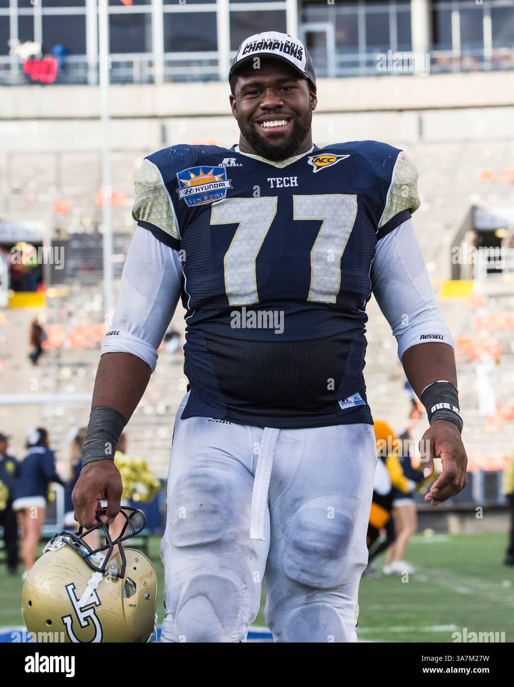 31. Dezember 2012 bis 31. Dezember 2102: Georgia Tech Yellow Jackets schützen Omoregie Uzzi (77) nach dem Hyundai Sun Bowl zwischen den USC Trojans und den Georgia Tech Yellow Jackets im Sun Bowl Stadium in El Paso, Texas. (Kreditbild: © Tim Warner/Cal Sport Media/ZUMAPRESS.com) Stockfoto