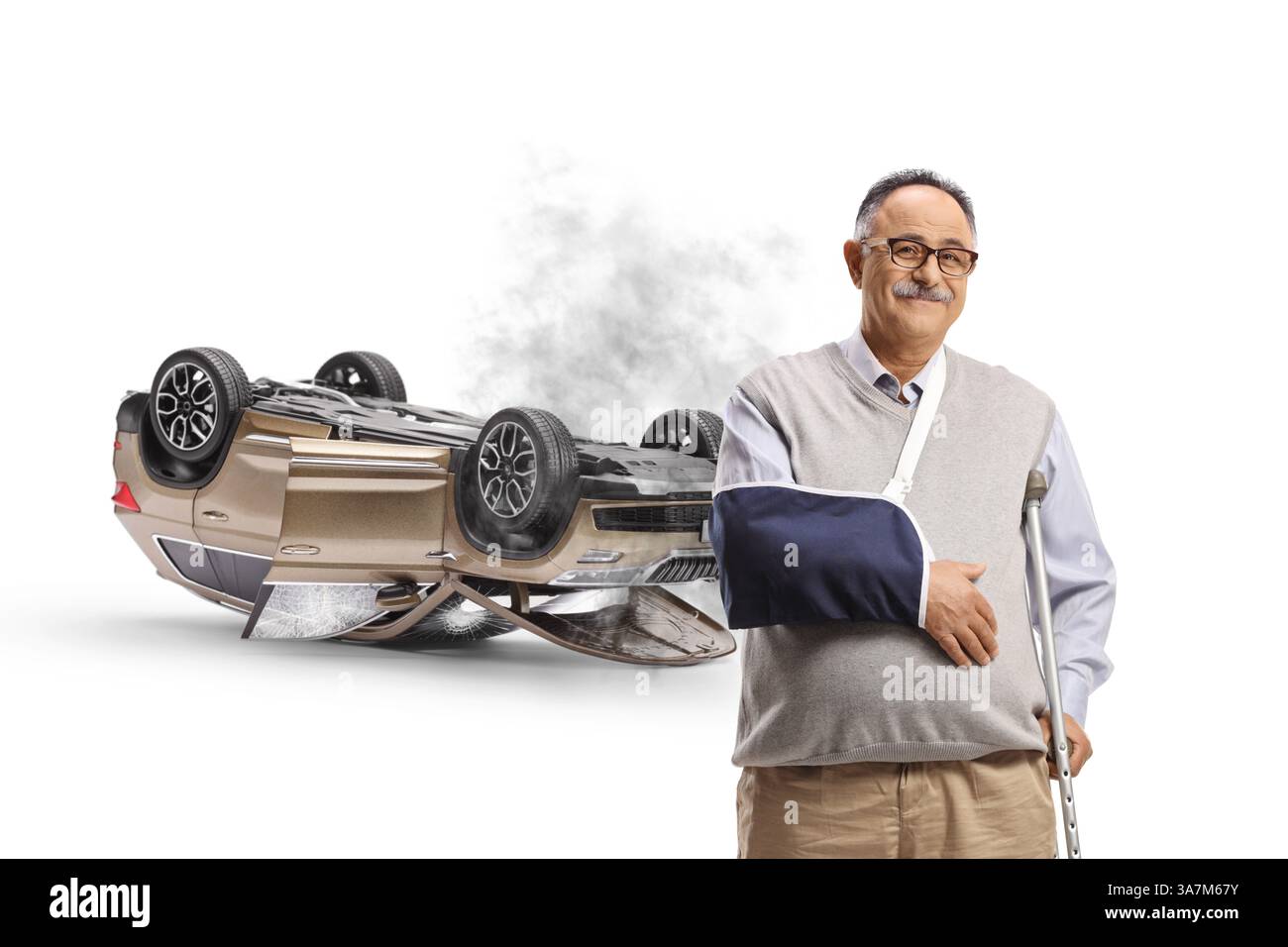 Insasse verletzt bei einem Autounfall, der sich von Armfraktur erholt, isoliert auf weißem Hintergrund Stockfoto