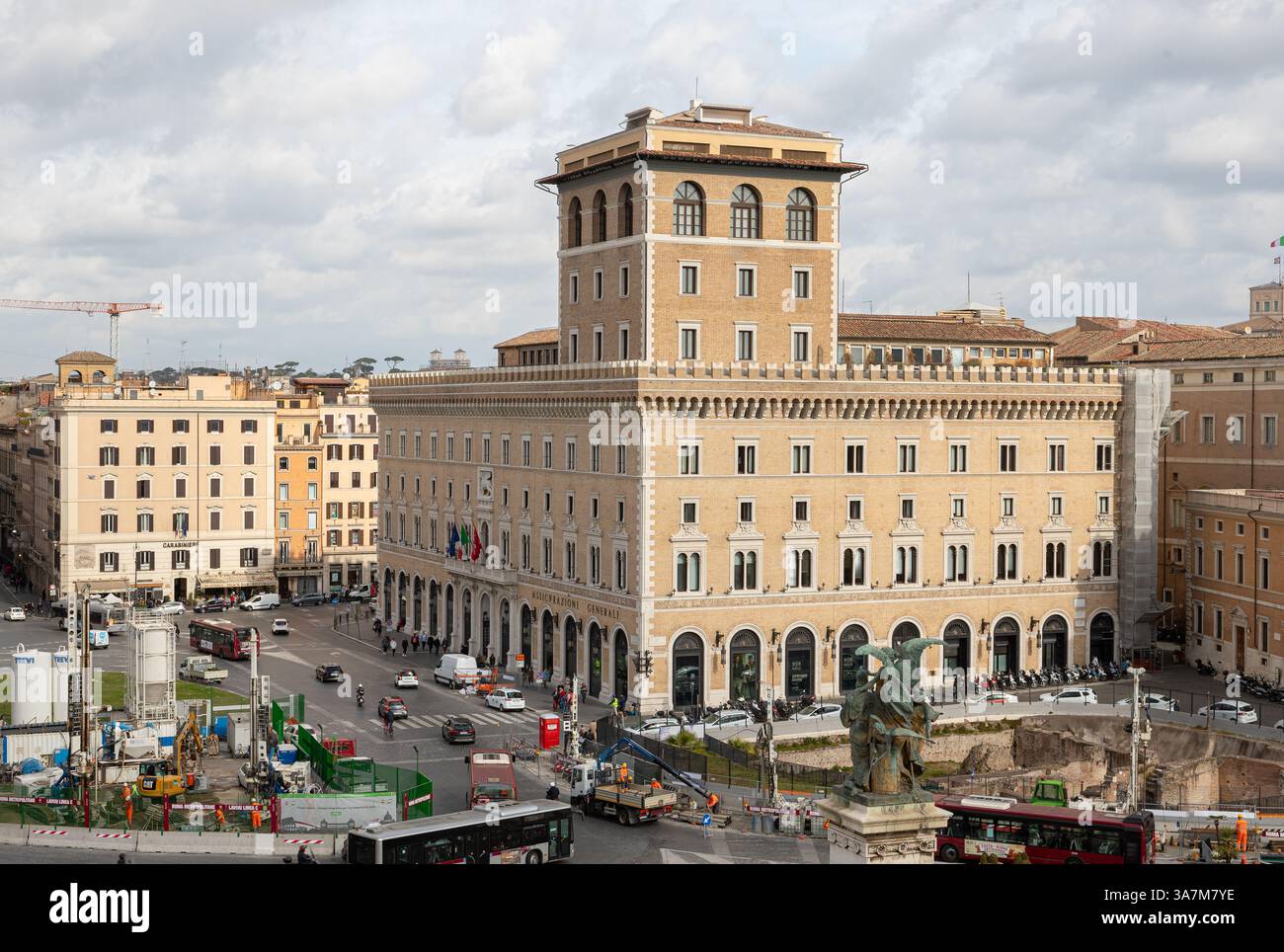 Rom, Italien - 25. Februar 2020: Blick auf den Palazzo delle Assicurazioni Generali. Es ist zu erkennen, dass die Piazza Venezia gerade renoviert oder gewartet wird Stockfoto