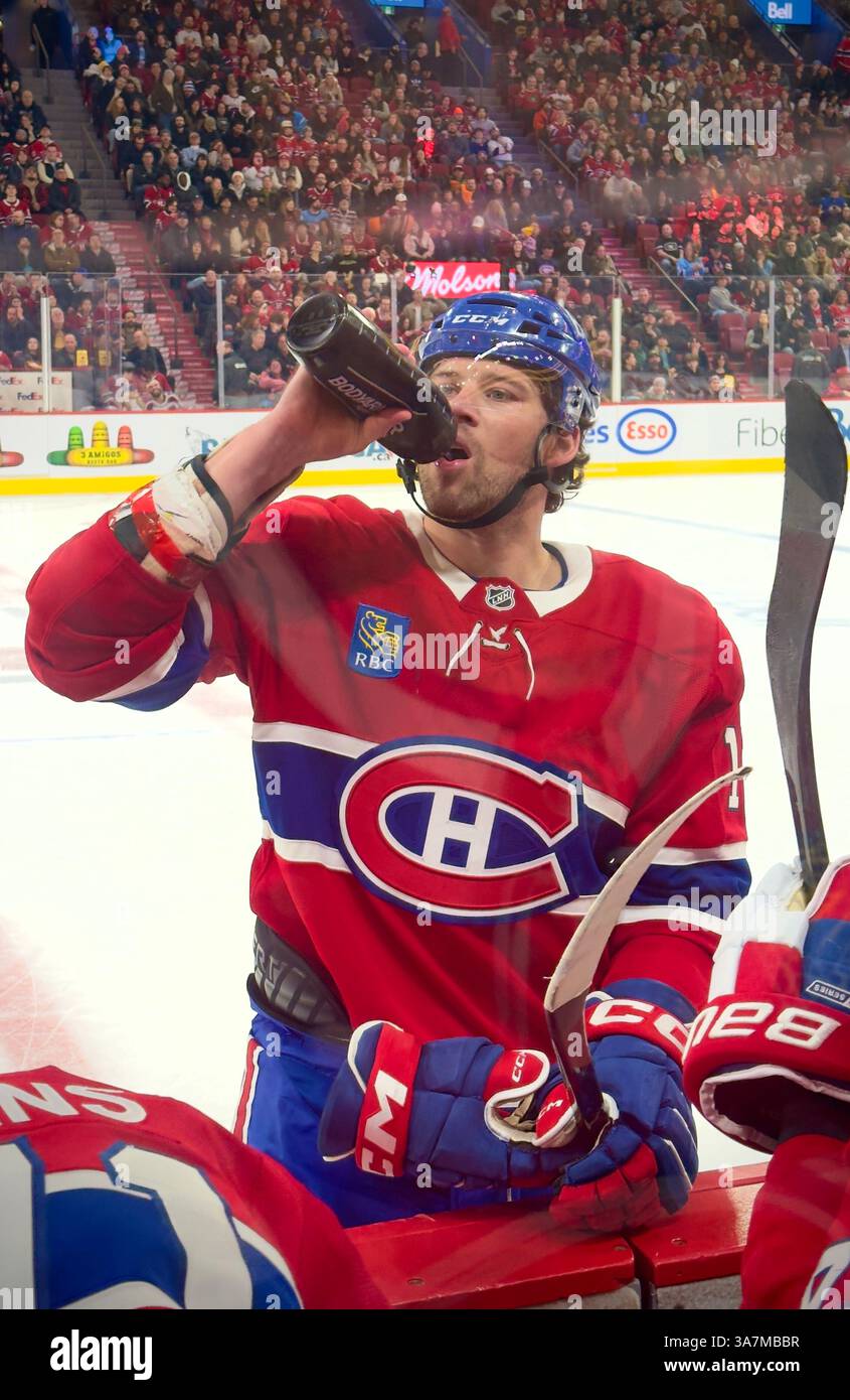 Montreal, Kanada - 3. März 2025: Josh Anderson, der Stürmer der Montreal Canadiens, ist während eines intensiven NHL-Spiels im Bell Centre auf der Bank mit Wasser versorgt. Stockfoto