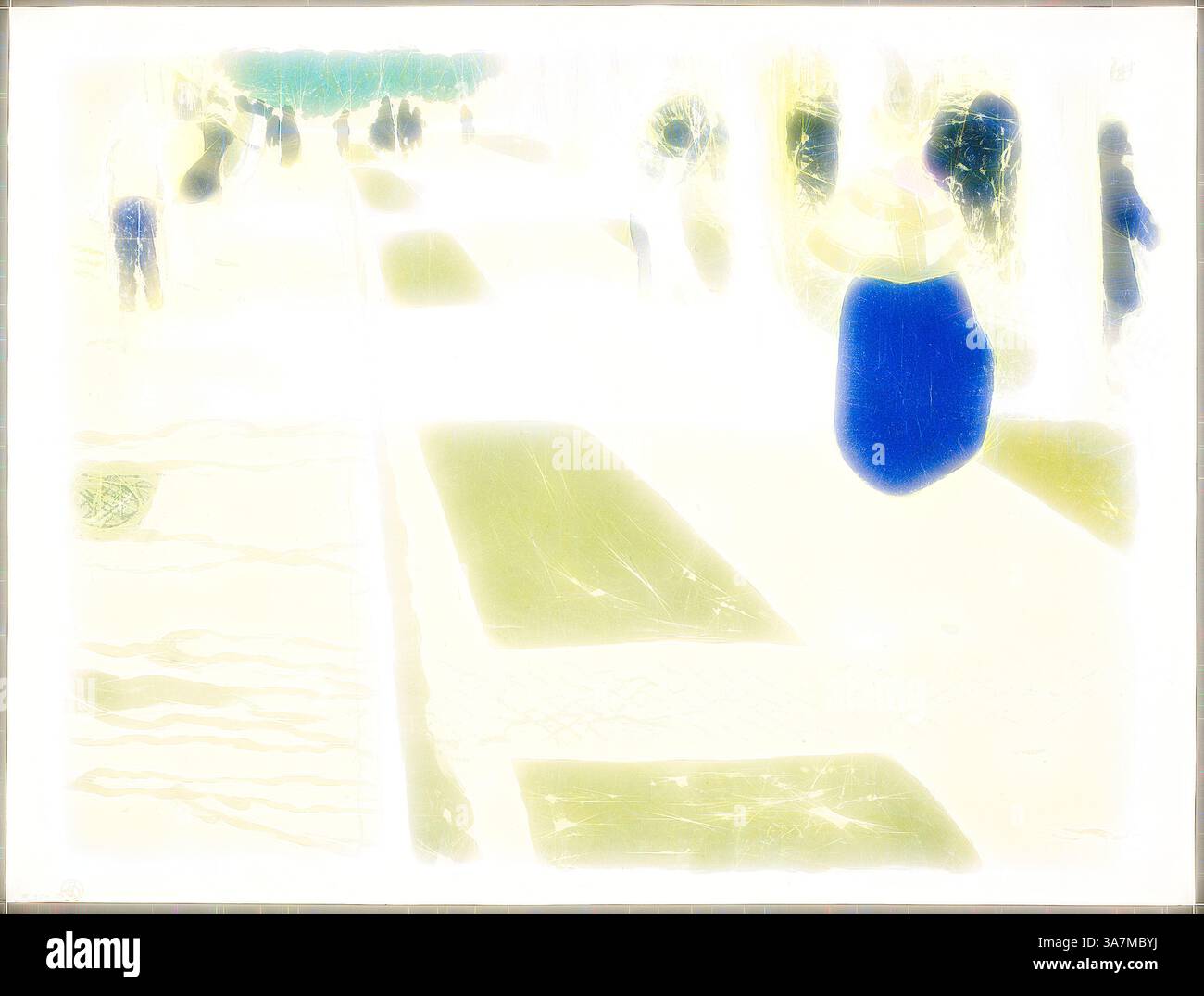 Eine geschäftige Szene voller undeutlicher Figuren, die einen Pfad entlang laufen, beleuchtet von einem sanften, ätherischen Leuchten. Ein markantes blaues Objekt hebt sich vor dem hellen Hintergrund hervor und verleiht der ansonsten trüben Atmosphäre einen Hauch von Lebendigkeit., Klassische Kunst mit modernem Touch neu interpretiert von Artotop, The Avenue, Platte zwei aus Landschaften und Innenräumen, 1899, Edouard Vuillard (Französisch, 1868-1940), gedruckt von Auguste Clot (Französisch, 1858-1936), herausgegeben von Ambroise Vollard (Französisch, 1867-1939), Frankreich, Farblithographie auf grauelfenbeinfarbenem Porzellan Papier Stockfoto