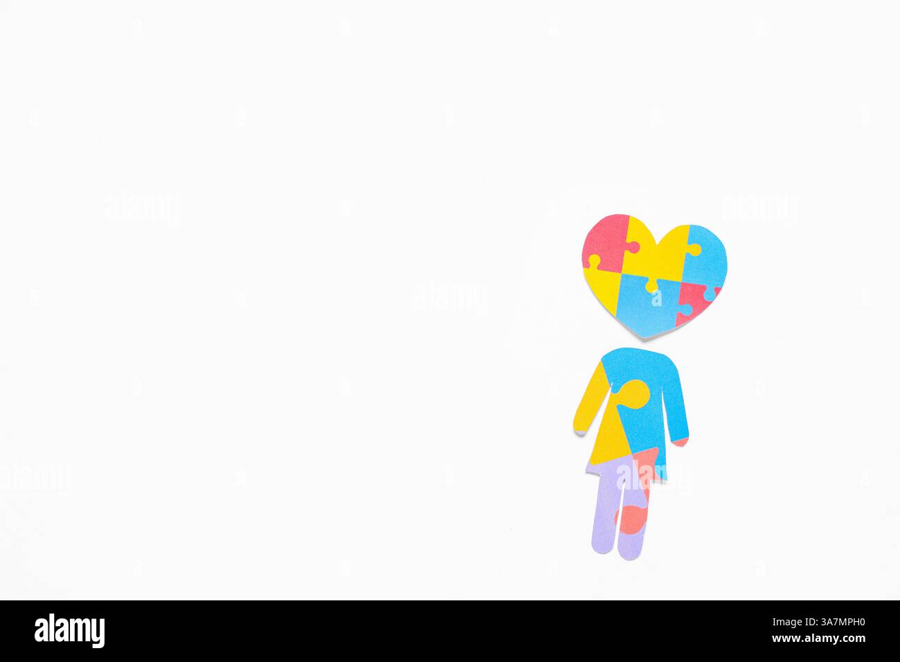 Menschliche Figur und Herz aus bunten Puzzleteilen auf weißem Hintergrund. Das Konzept der autistischen Störung Stockfoto
