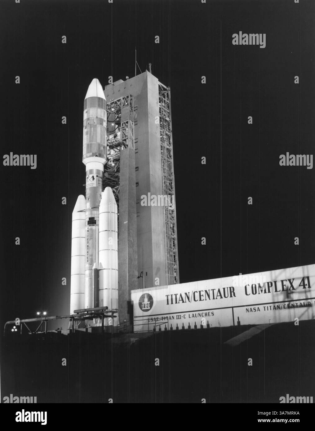 10. Dezember 2012 - die Helios-A-Solarsonde startete am 10. Dezember 1974 von der Cape Canaveral Air Force Station, Fla. Während er sich um die Sonne in einer Umlaufbahn drehte, die sie von der Erdumlaufbahn (1 AE von der Sonne) auf etwa 0,3 AE von der Sonne und wieder zurück brachte, untersuchte Helios-A den Sonnenwind, magnetische und elektrische Felder, kosmische Strahlung und Staub im interplanetaren Raum. Sie flog innerhalb von 47 Millionen Kilometern um die Sonne mit einer Geschwindigkeit von 238.000 km pro Stunde, dem nächstgelegenen Objekt eines Menschen. Die Daten zeigten, dass 15-mal mehr Mikrometeorite in der Nähe der Sonne vorhanden sind als in der Nähe der Erde. (Kreditbild: Stockfoto