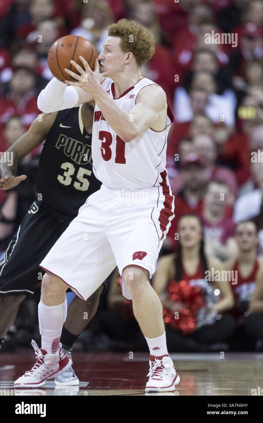 März 2013: Madison, Wisconsin, USA S - Wisconsin Badgers Stürmer MIKE BRUESEWITZ, der hier während eines NCAA-Basketballspiels gegen die Purdue Boilermakers im Kohl Center zu sehen war. (Kreditbild: © TriplePlayNewMedia/ZUMAPRESS.com) Stockfoto