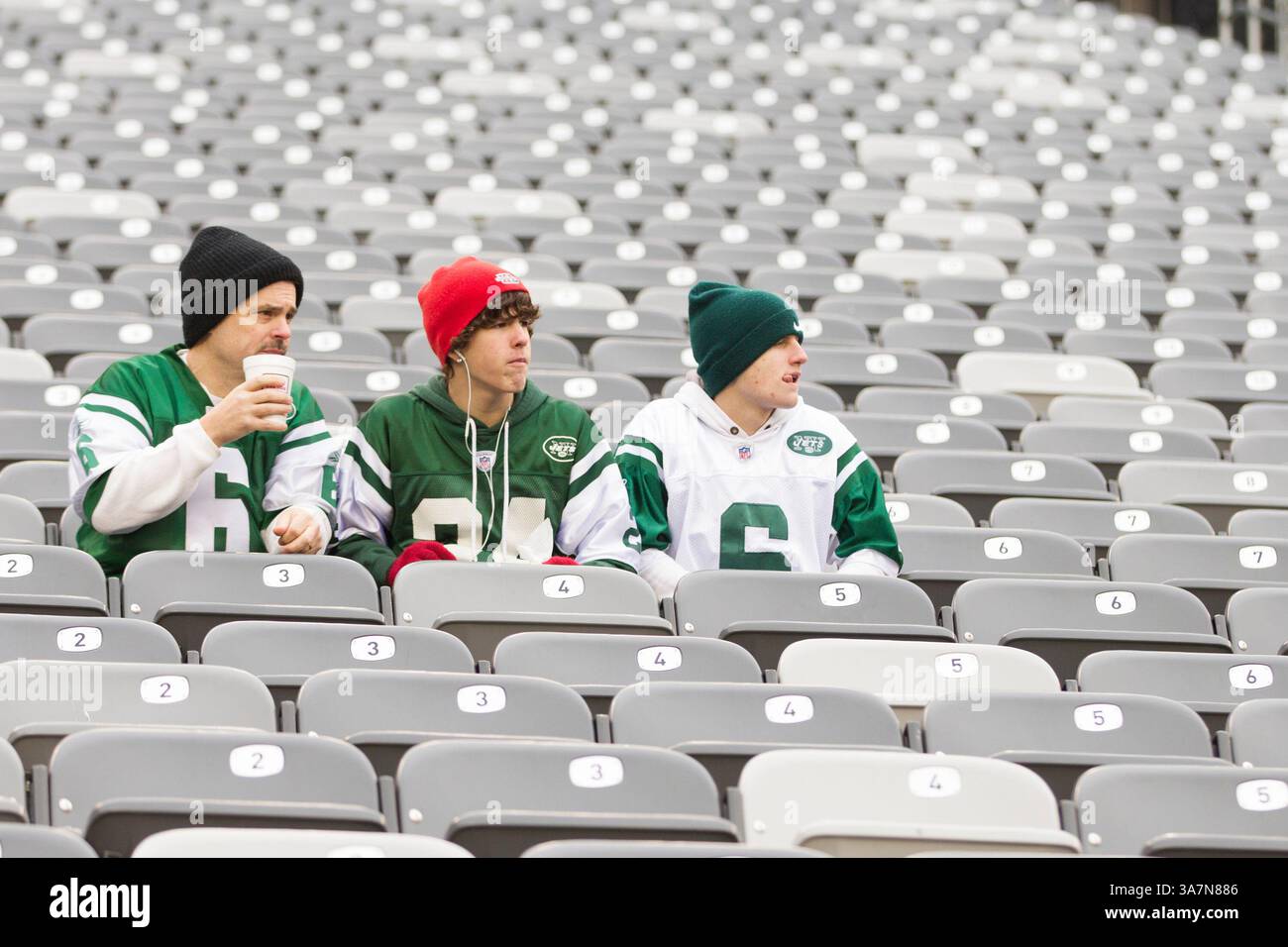 2. Dezember 2012: Eine Gruppe von Fans der New York Jets sehen während der Aufwärmphase vor dem Spiel der Arizona Cardinals und der New York Jets im MetLife Stadium in East Rutherford, New Jersey. (Bild: © Chris Szagola/Cal Sport Media/ZUMAPRESS.com) Stockfoto