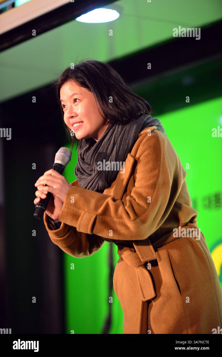 3. Dezember 2012: Seoul, Südkorea - die koreanische Schauspielerin Kim Yeo-jin unterstützt Moon Jae-in, den Präsidentschaftskandidaten der Demokratischen Vereinigten Partei, während eines Wahlkampfkonzerts in der Innenstadt von Seoul. Die Südkoreaner bereiten sich auf ihre nationalen Präsidentschaftswahlen vor, die am 19. Dezember stattfinden. (Bild: © Thomas Michael Corcoran/ZUMAPRESS.com) Stockfoto