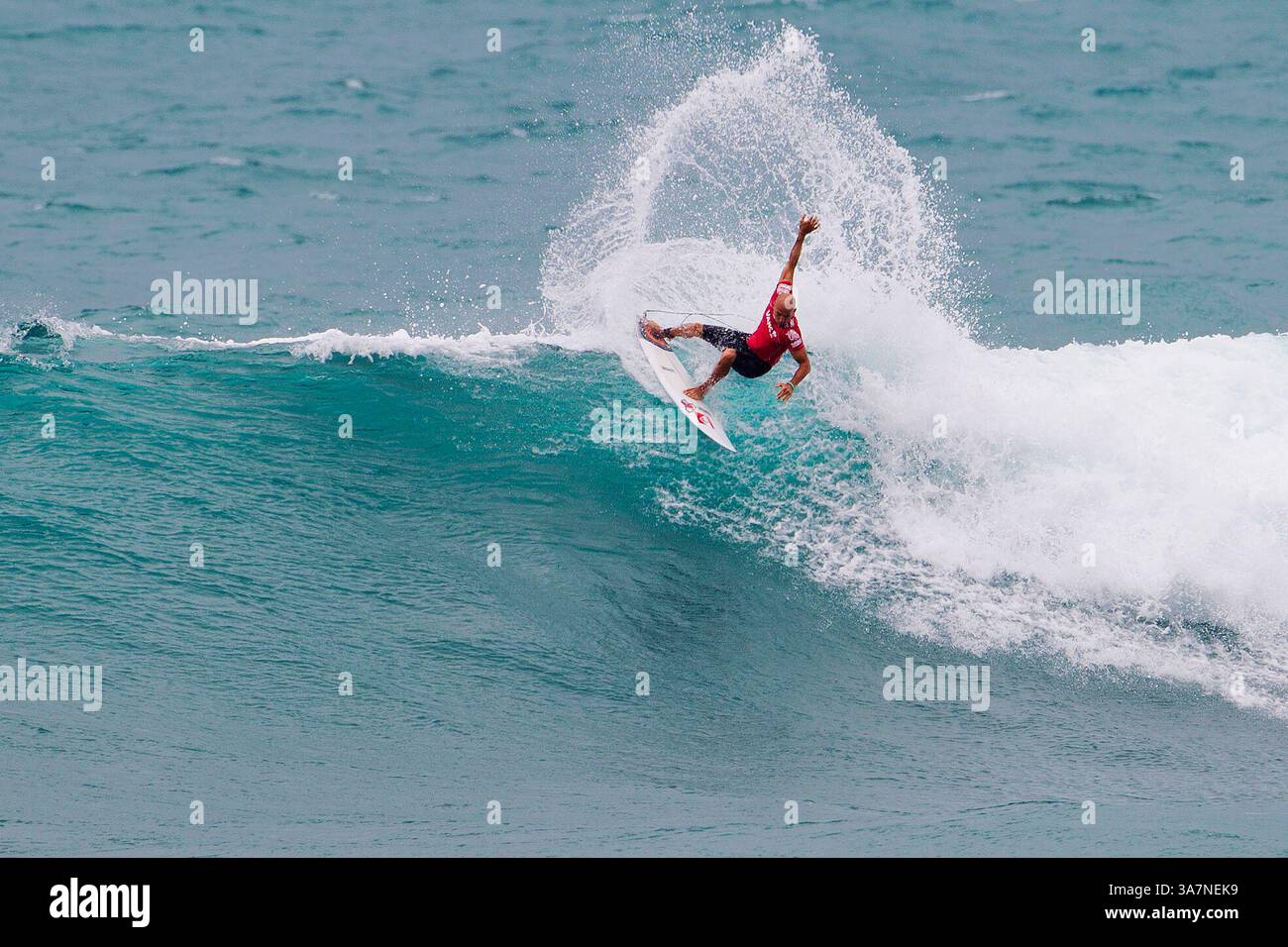 3. Dezember 2012 - O'ahu, Hawaii, USA - KELLY SLATER aus den Vereinigten Staaten dominierte seine Eröffnungsrunde bei der Vans World Cup of Surfing und erzielte ein Paar ausgezeichneter 8,67 und 8,37 Punkte (beide von zehn), um auf den ersten Platz zu kommen. (Kreditbild: © Kirstin Scholtz/ASP-Covered Images/ZUMAPRESS.com) Stockfoto